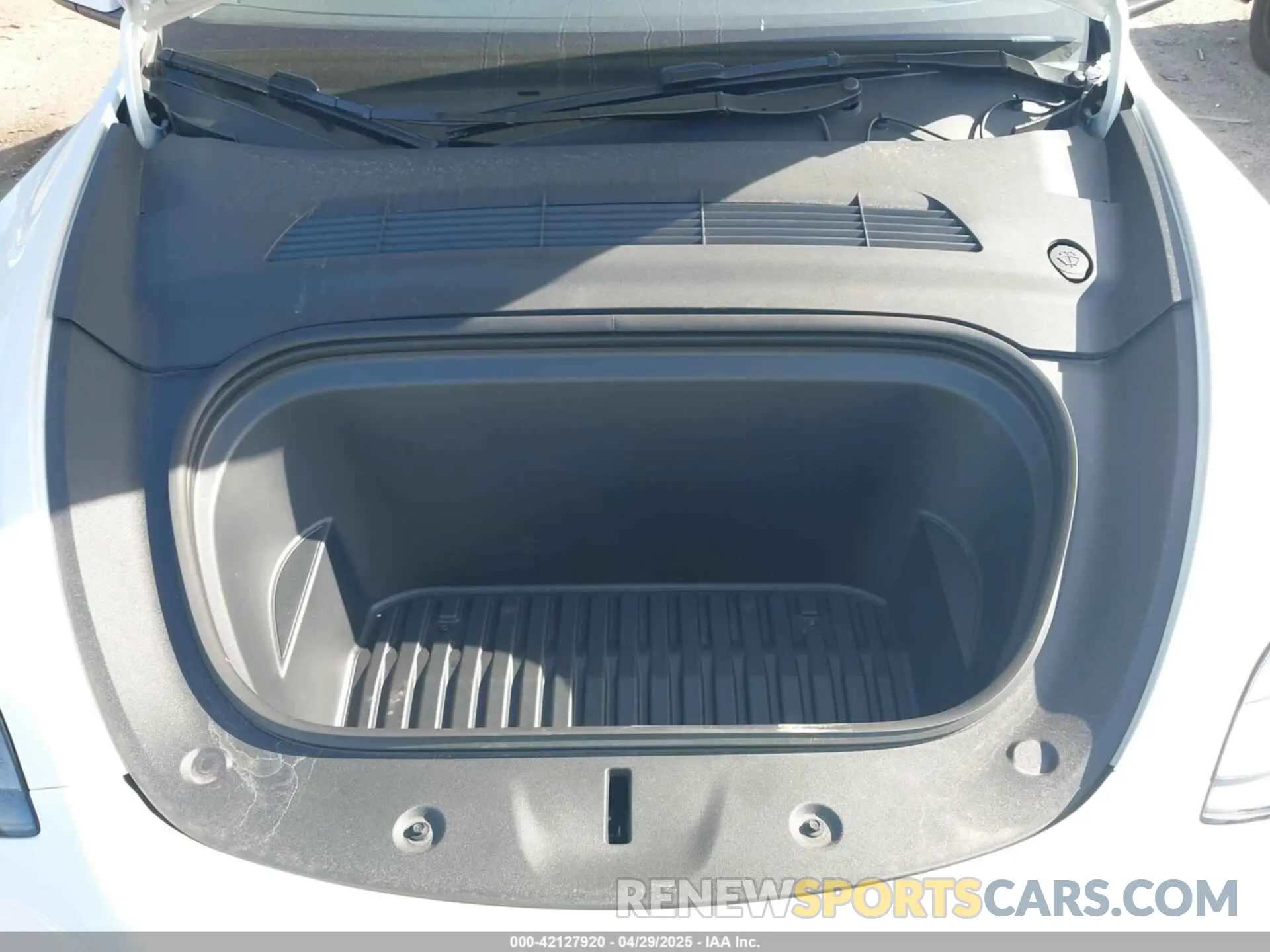 10 Photograph of a damaged car 7SAYGDEE6RA269435 TESLA MODEL Y 2024