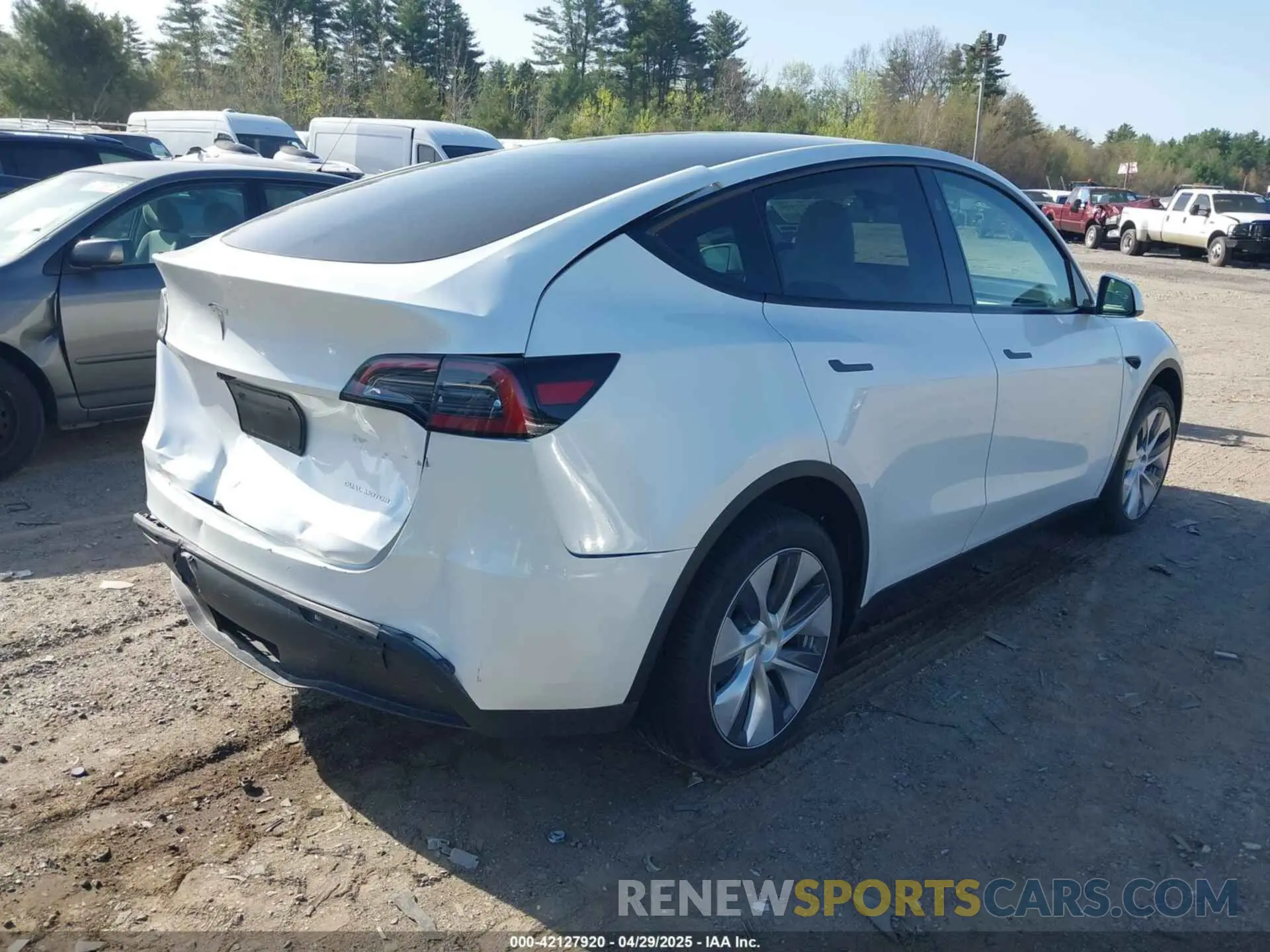 4 Photograph of a damaged car 7SAYGDEE6RA269435 TESLA MODEL Y 2024