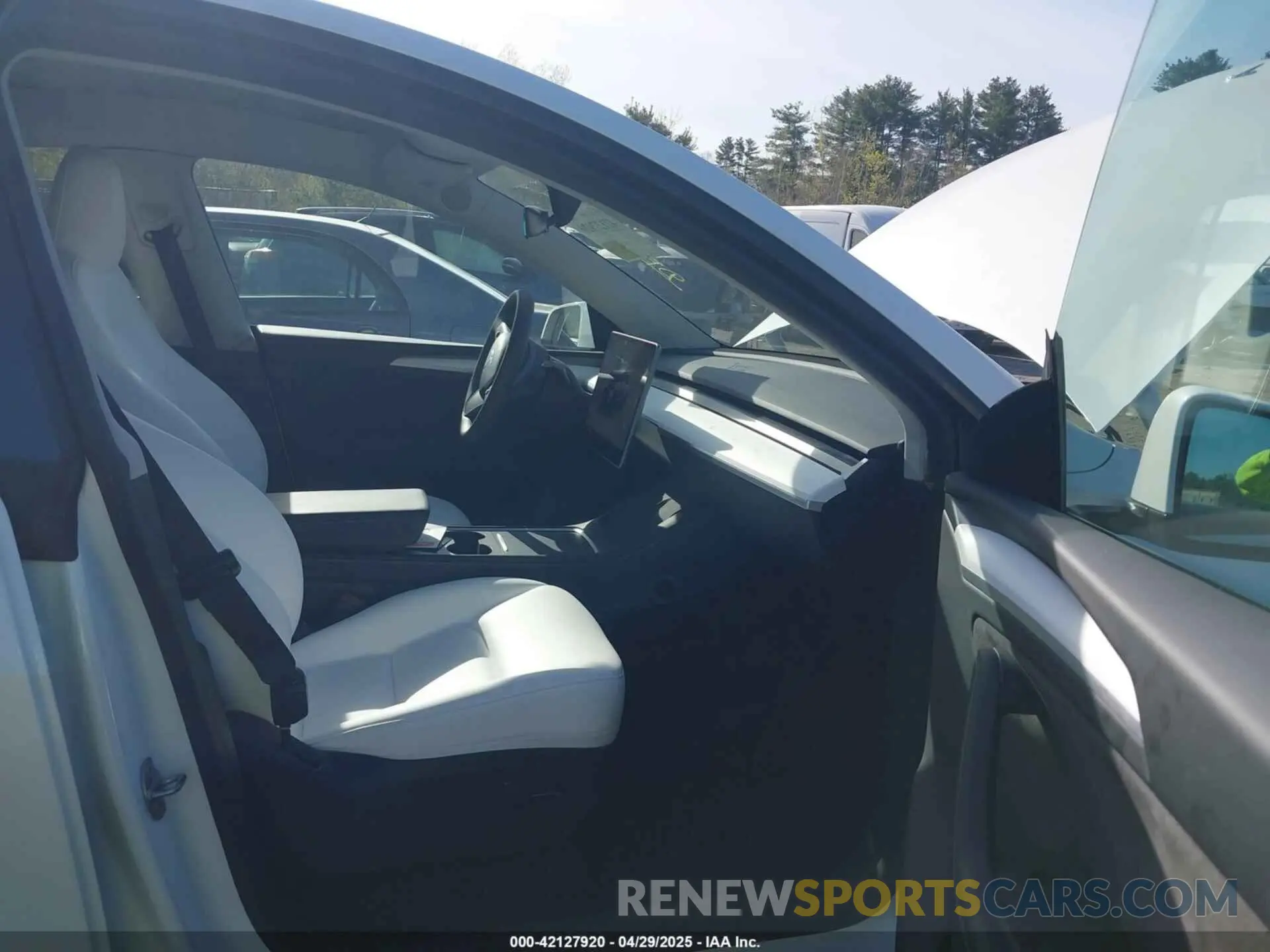 5 Photograph of a damaged car 7SAYGDEE6RA269435 TESLA MODEL Y 2024