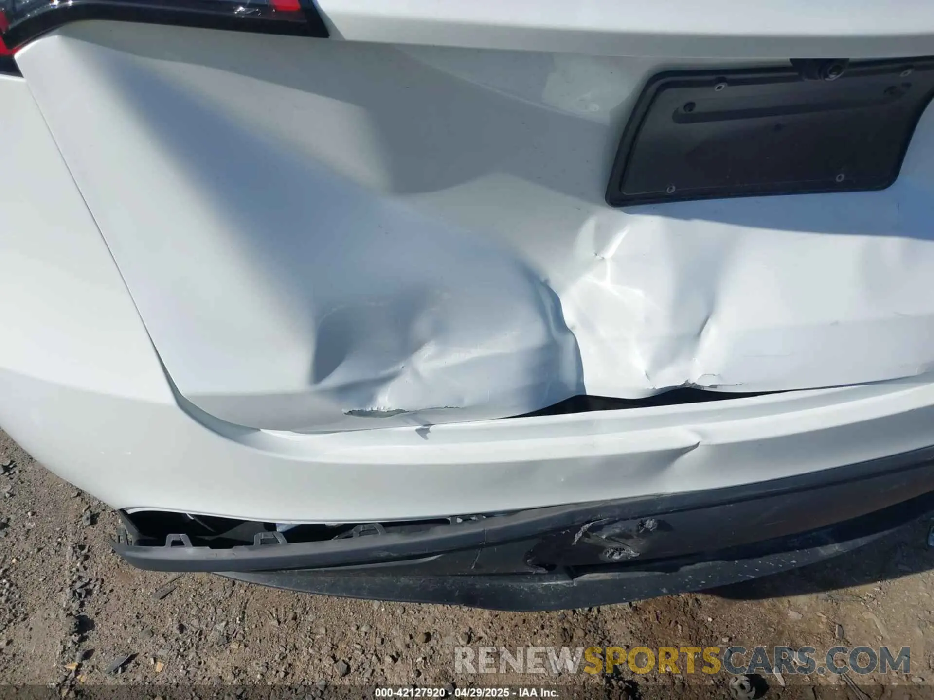 6 Photograph of a damaged car 7SAYGDEE6RA269435 TESLA MODEL Y 2024
