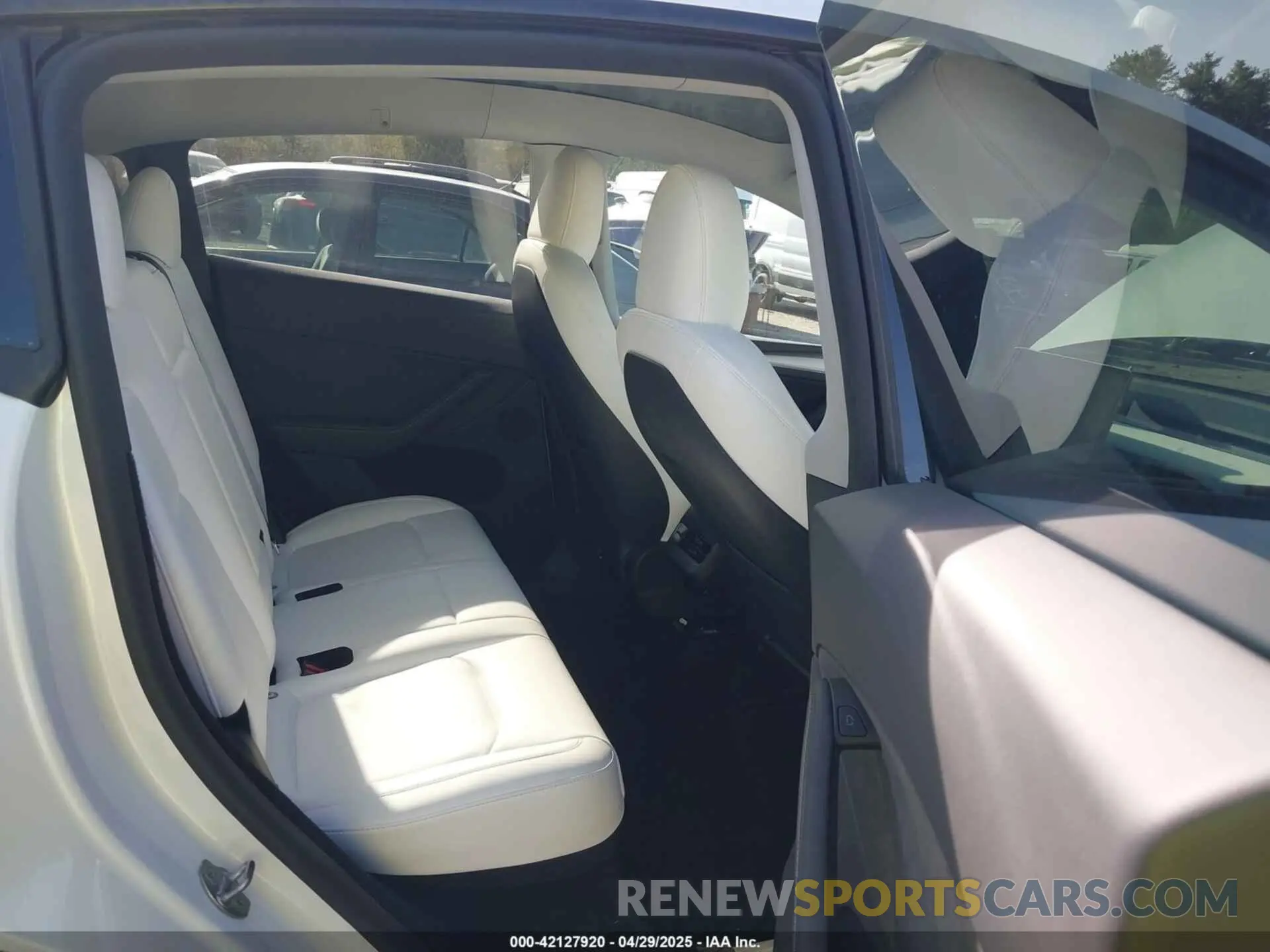 8 Photograph of a damaged car 7SAYGDEE6RA269435 TESLA MODEL Y 2024
