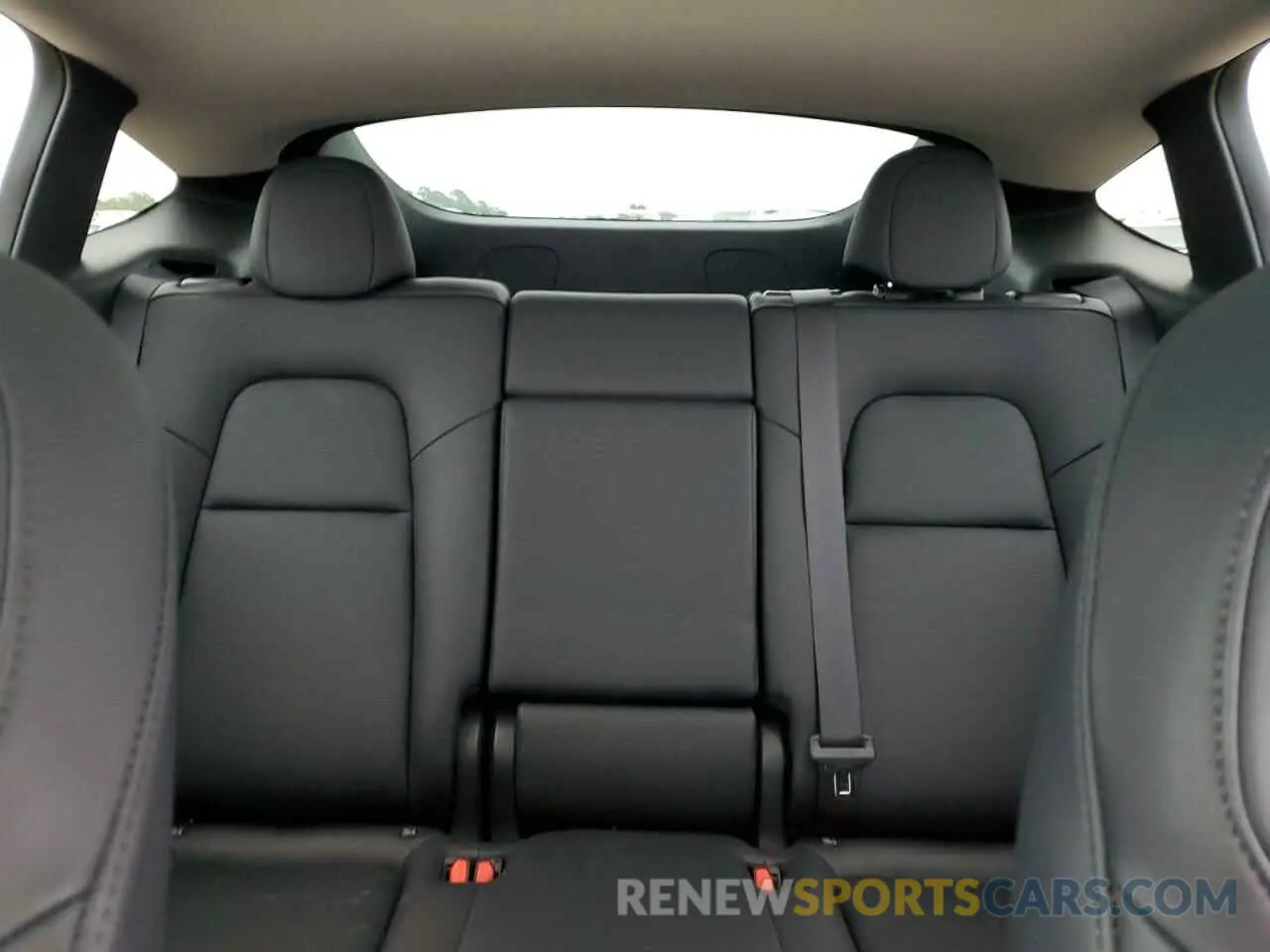 10 Photograph of a damaged car 7SAYGDEE6RA271654 TESLA MODEL Y 2024