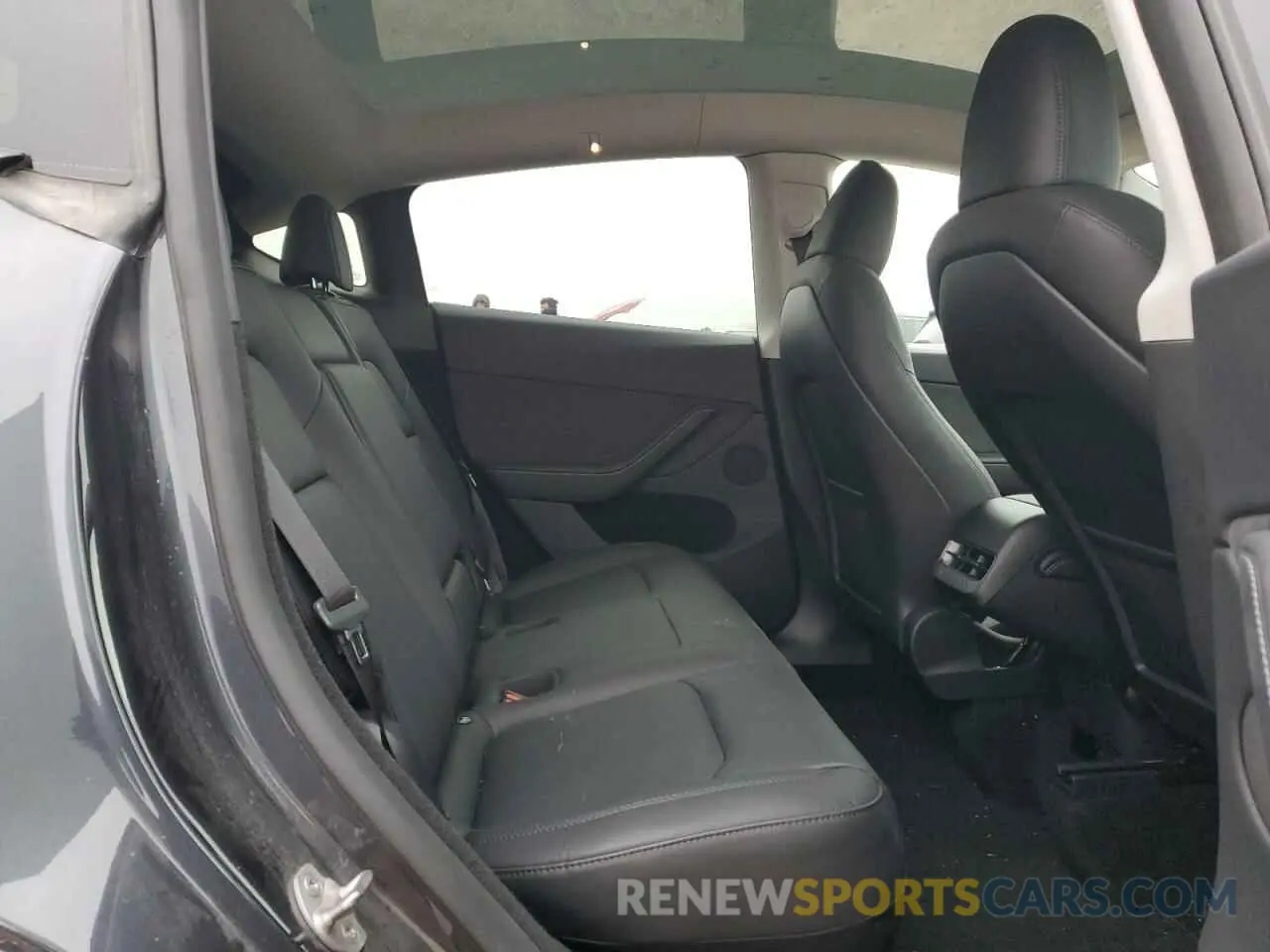 11 Photograph of a damaged car 7SAYGDEE6RA271654 TESLA MODEL Y 2024