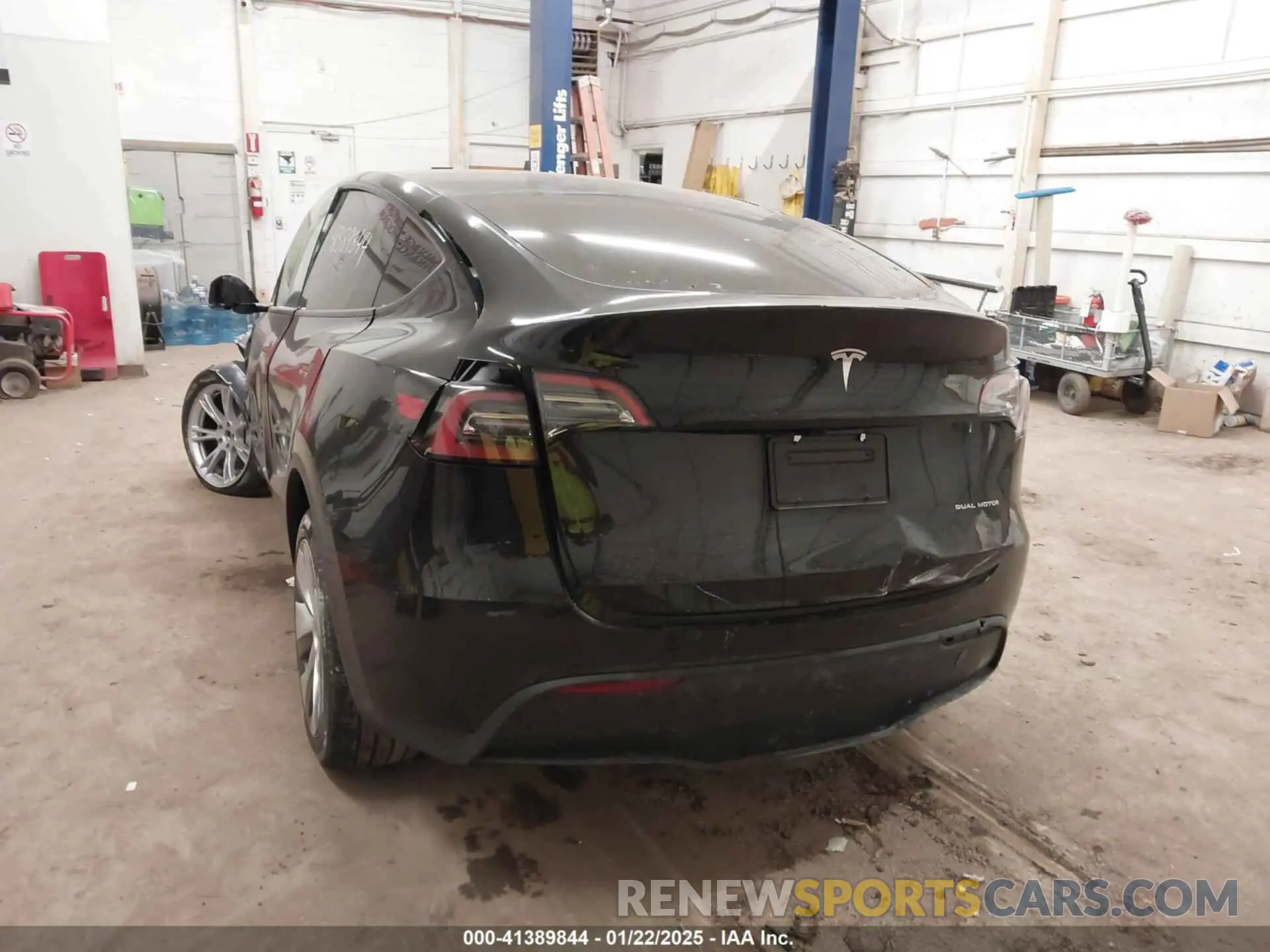 3 Photograph of a damaged car 7SAYGDEE6RA288826 TESLA MODEL Y 2024
