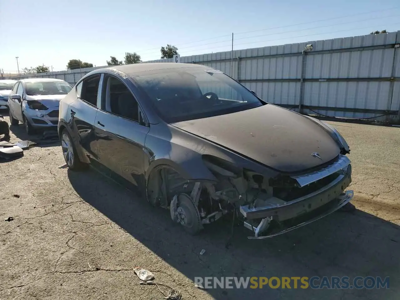 4 Photograph of a damaged car 7SAYGDEE6RF010558 TESLA MODEL Y 2024