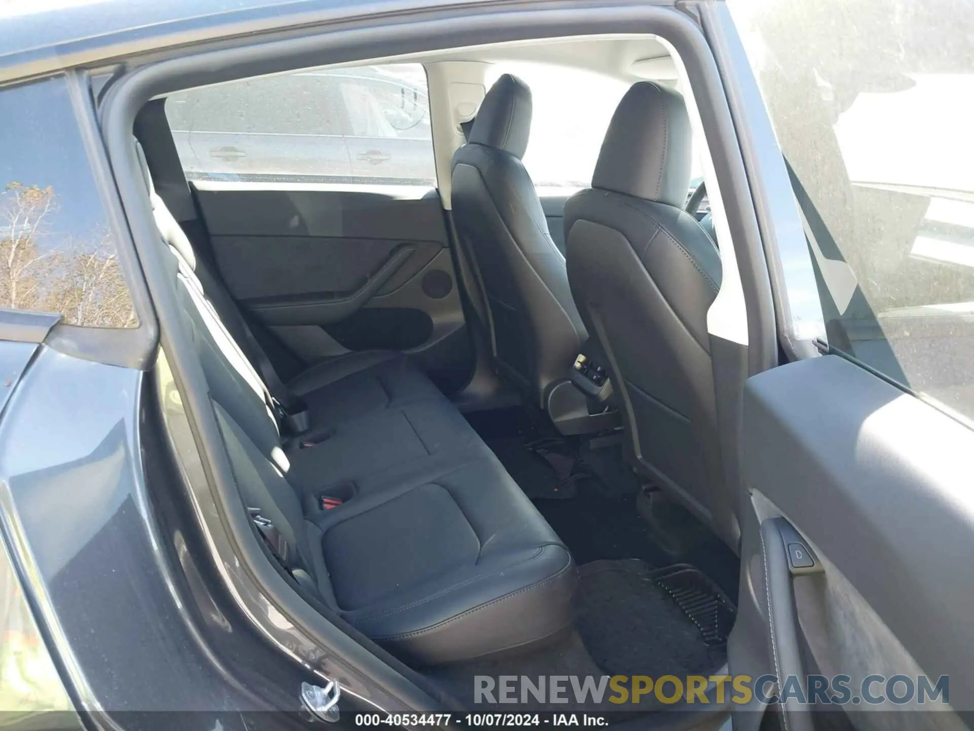 8 Photograph of a damaged car 7SAYGDEE6RF088130 TESLA MODEL Y 2024