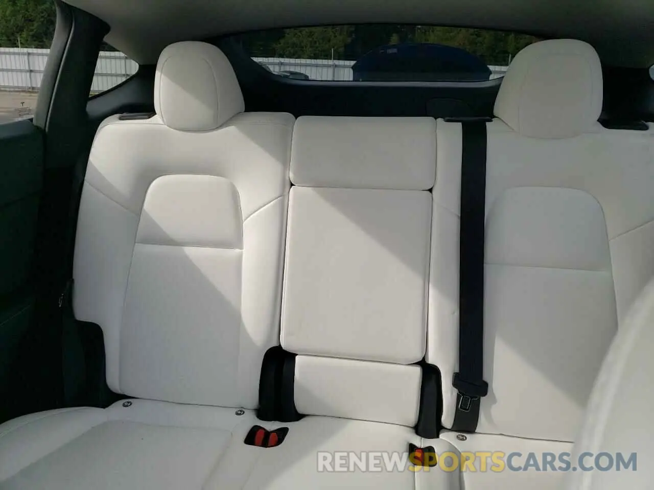 10 Photograph of a damaged car 7SAYGDEE6RF114547 TESLA MODEL Y 2024