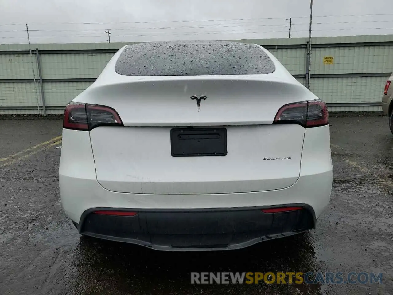 6 Photograph of a damaged car 7SAYGDEE6RF162372 TESLA MODEL Y 2024