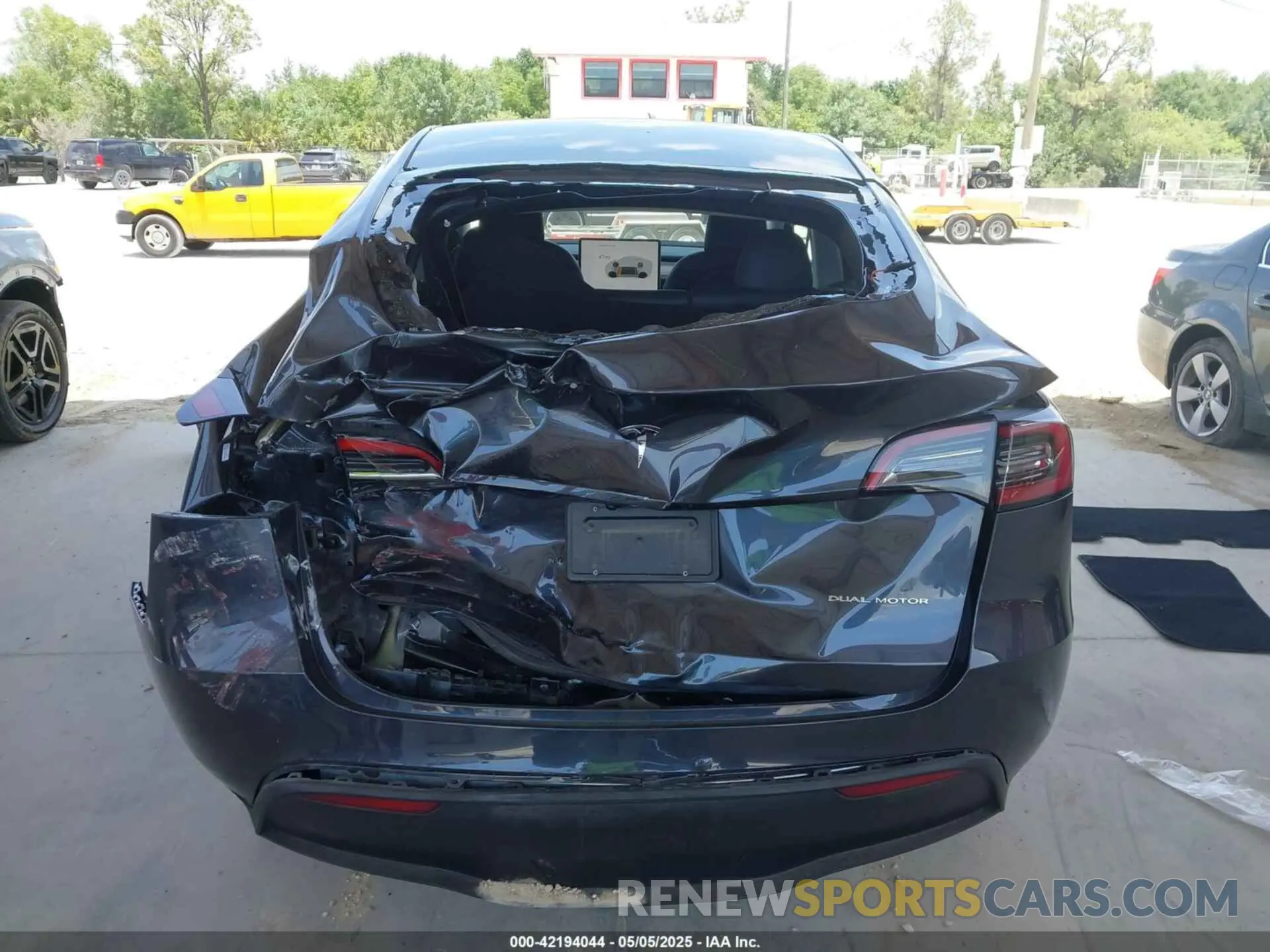 16 Photograph of a damaged car 7SAYGDEE7RA229591 TESLA MODEL Y 2024