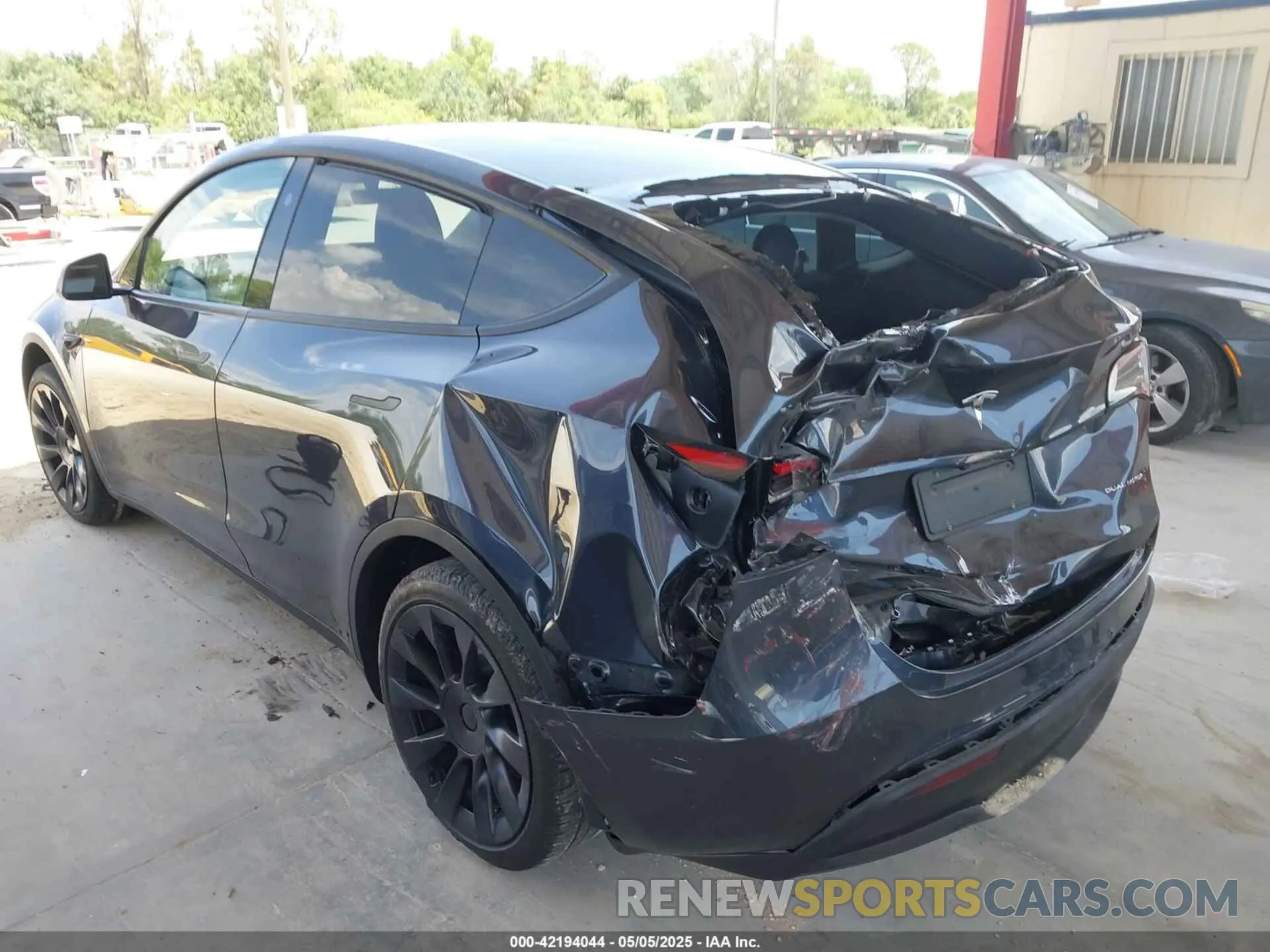 3 Photograph of a damaged car 7SAYGDEE7RA229591 TESLA MODEL Y 2024