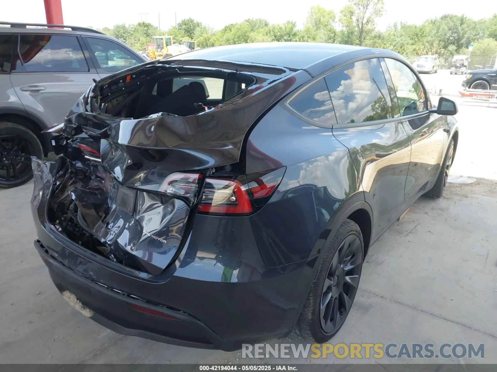 4 Photograph of a damaged car 7SAYGDEE7RA229591 TESLA MODEL Y 2024