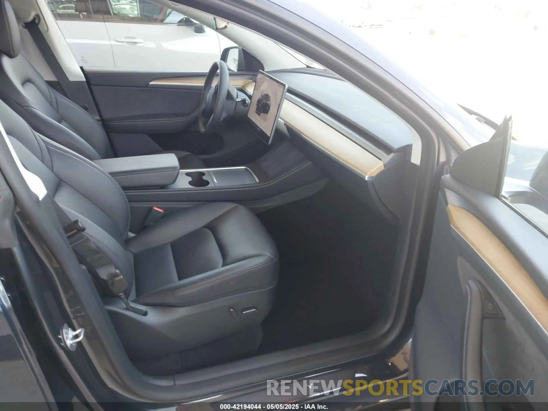 5 Photograph of a damaged car 7SAYGDEE7RA229591 TESLA MODEL Y 2024