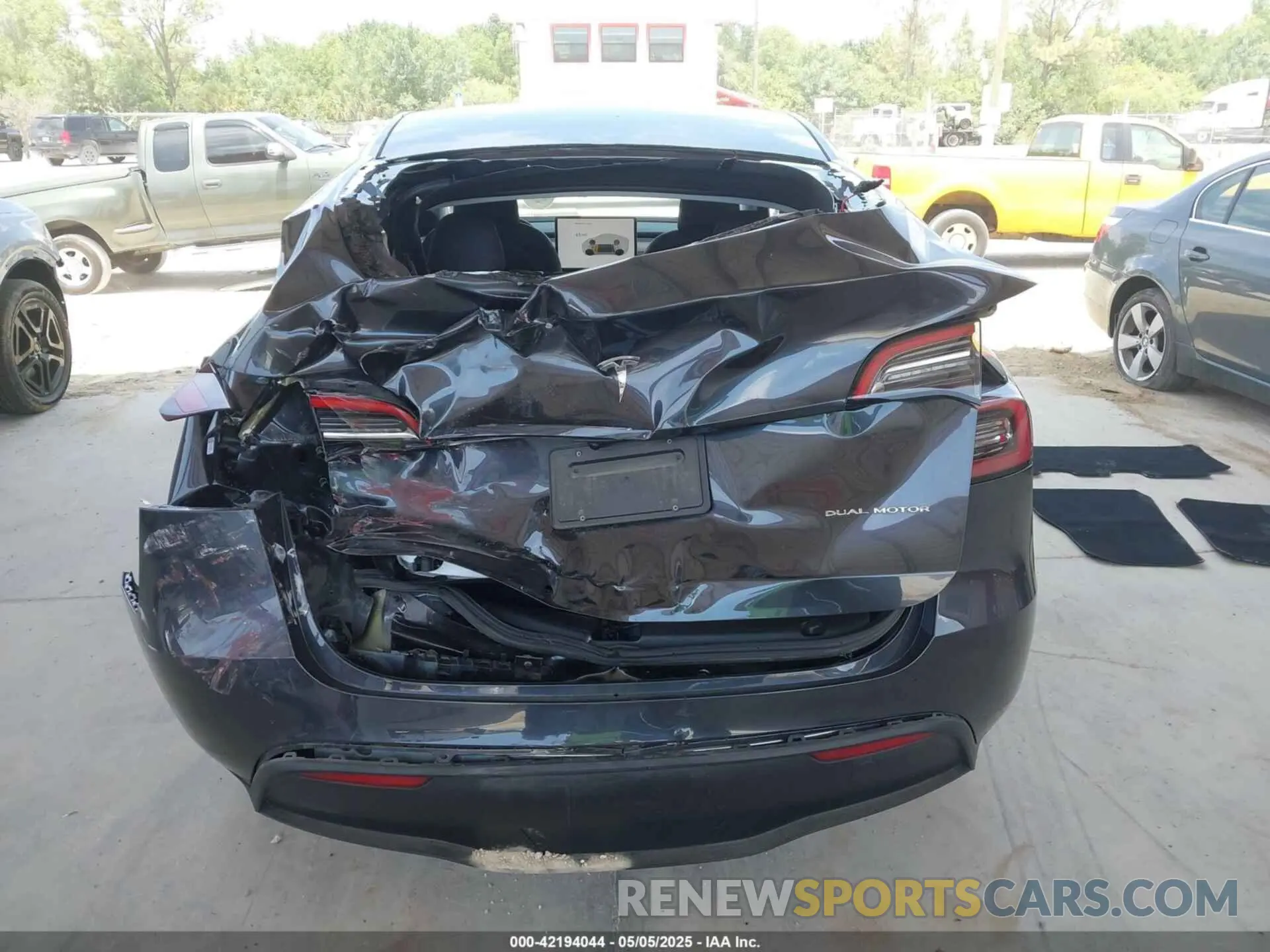 6 Photograph of a damaged car 7SAYGDEE7RA229591 TESLA MODEL Y 2024