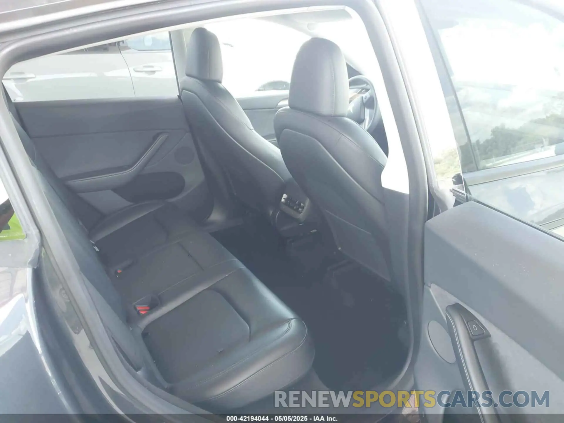 8 Photograph of a damaged car 7SAYGDEE7RA229591 TESLA MODEL Y 2024