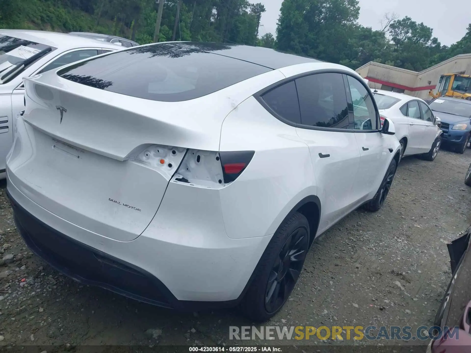 4 Photograph of a damaged car 7SAYGDEE7RA231373 TESLA MODEL Y 2024
