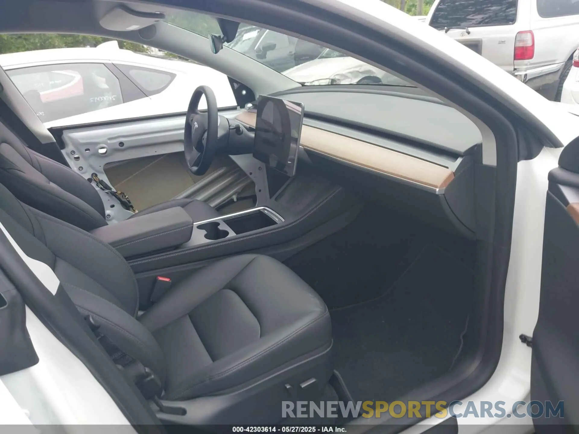 5 Photograph of a damaged car 7SAYGDEE7RA231373 TESLA MODEL Y 2024
