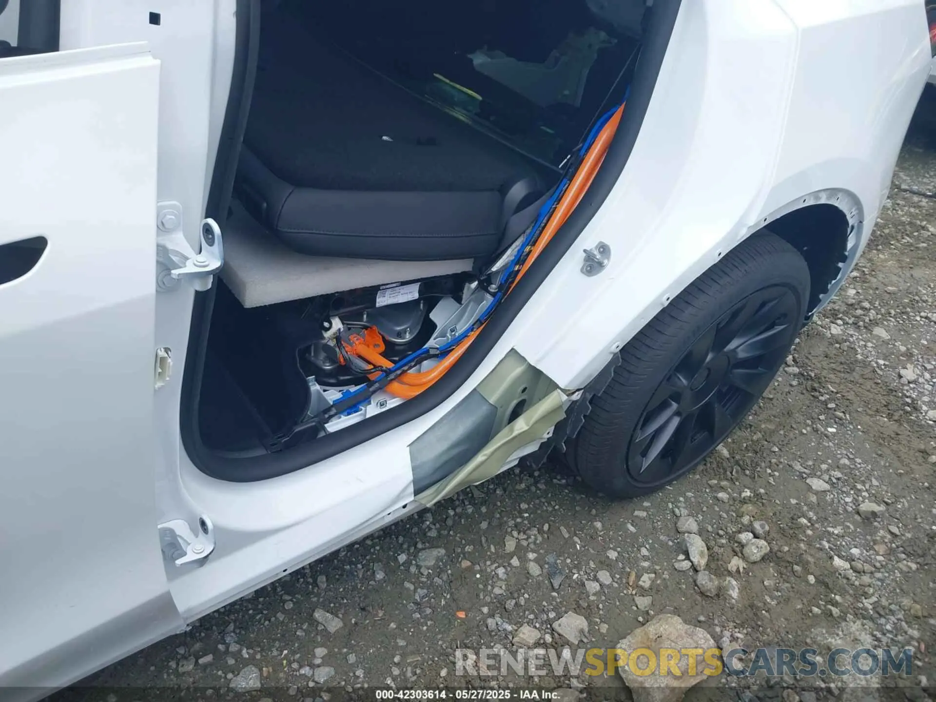 6 Photograph of a damaged car 7SAYGDEE7RA231373 TESLA MODEL Y 2024