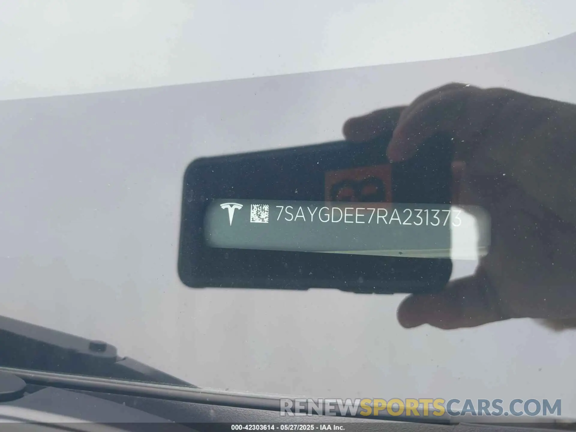 8 Photograph of a damaged car 7SAYGDEE7RA231373 TESLA MODEL Y 2024