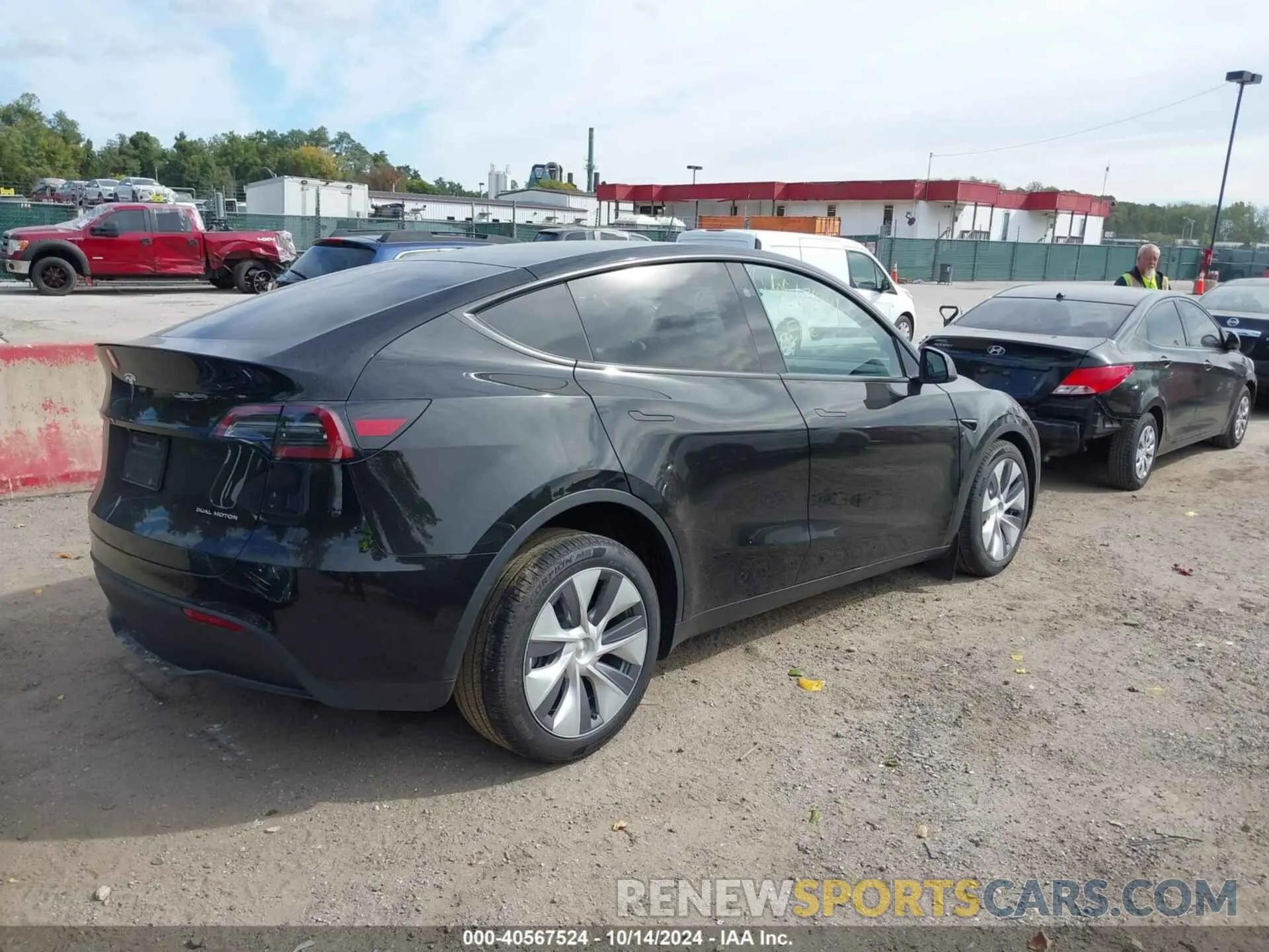 4 Photograph of a damaged car 7SAYGDEE7RA235097 TESLA MODEL Y 2024