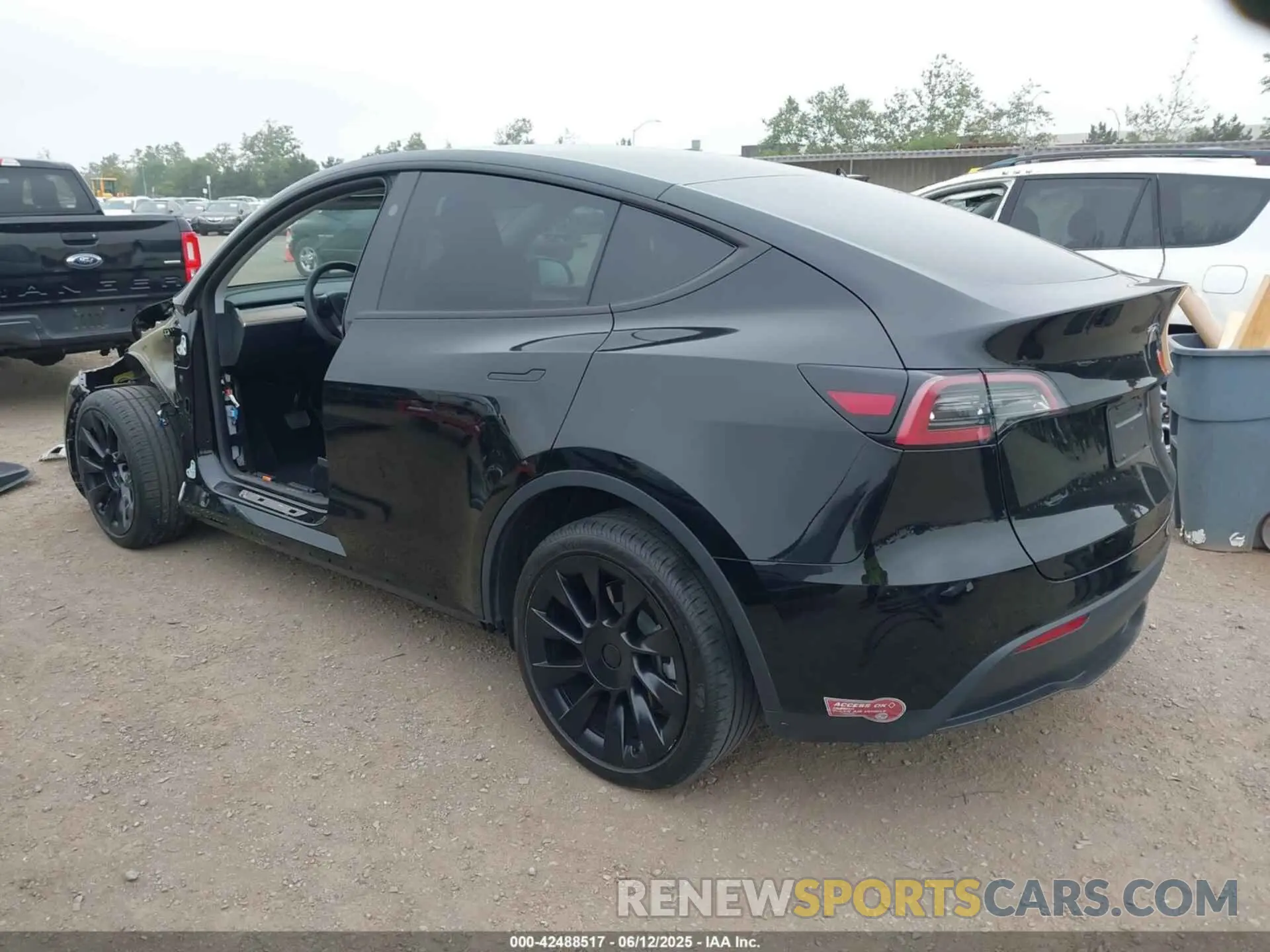 3 Photograph of a damaged car 7SAYGDEE7RA236864 TESLA MODEL Y 2024