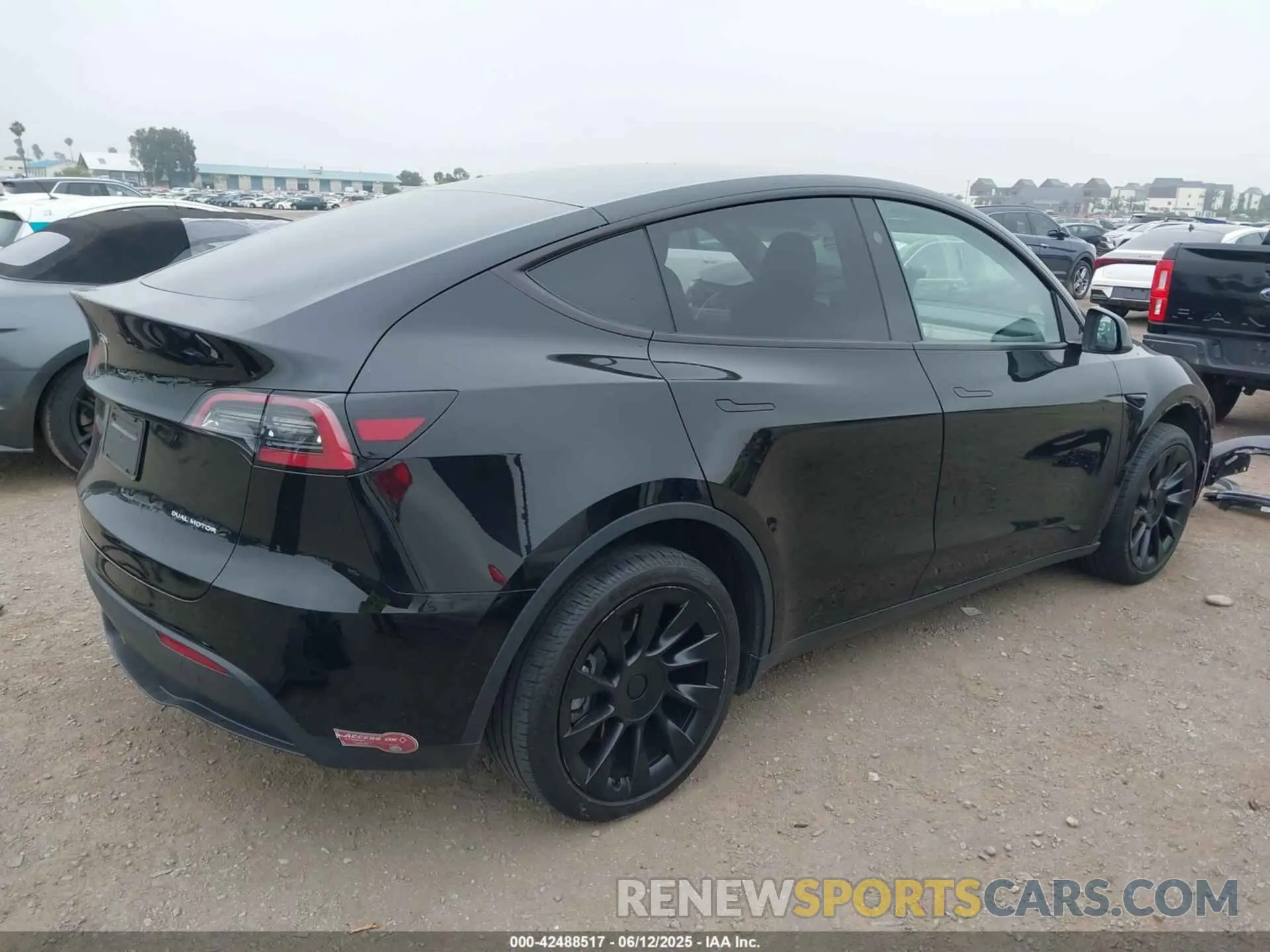 4 Photograph of a damaged car 7SAYGDEE7RA236864 TESLA MODEL Y 2024