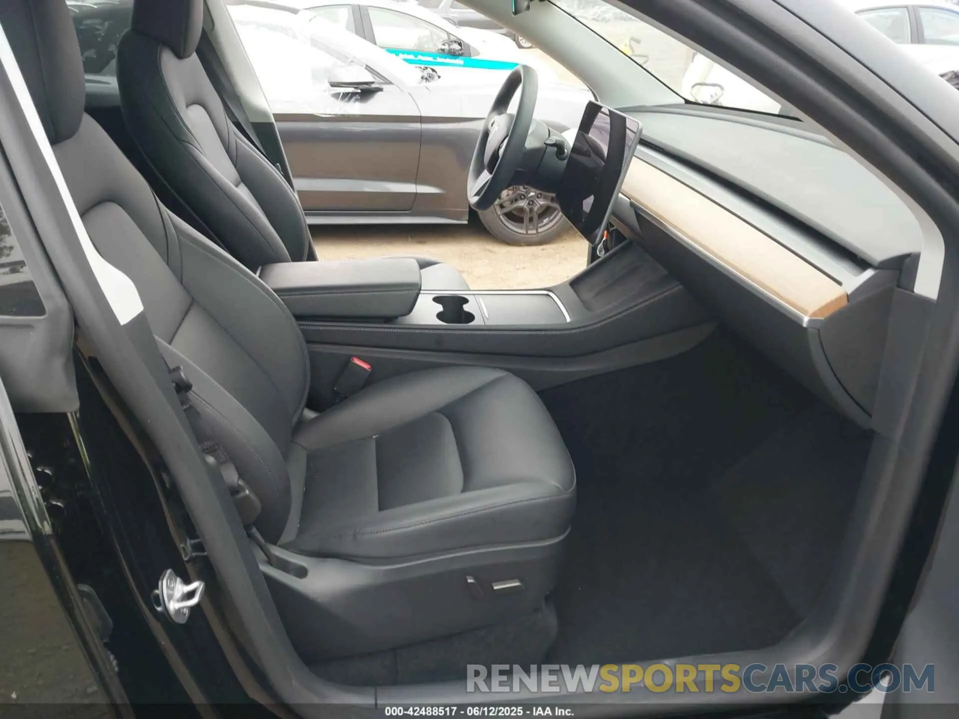 5 Photograph of a damaged car 7SAYGDEE7RA236864 TESLA MODEL Y 2024