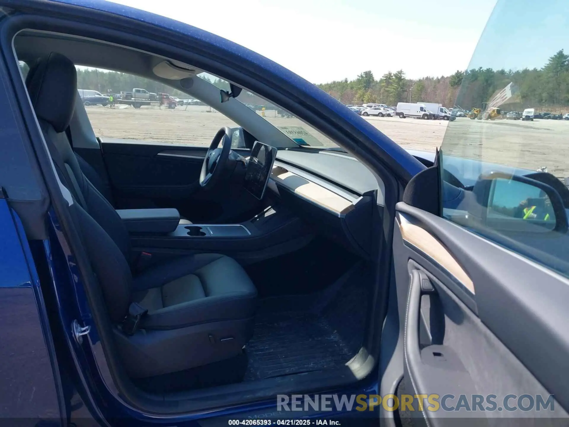 5 Photograph of a damaged car 7SAYGDEE7RA240977 TESLA MODEL Y 2024