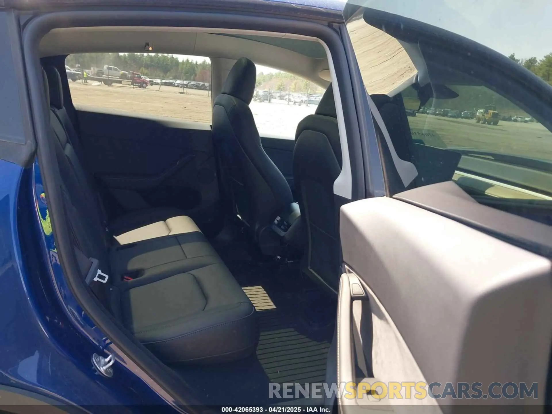 8 Photograph of a damaged car 7SAYGDEE7RA240977 TESLA MODEL Y 2024