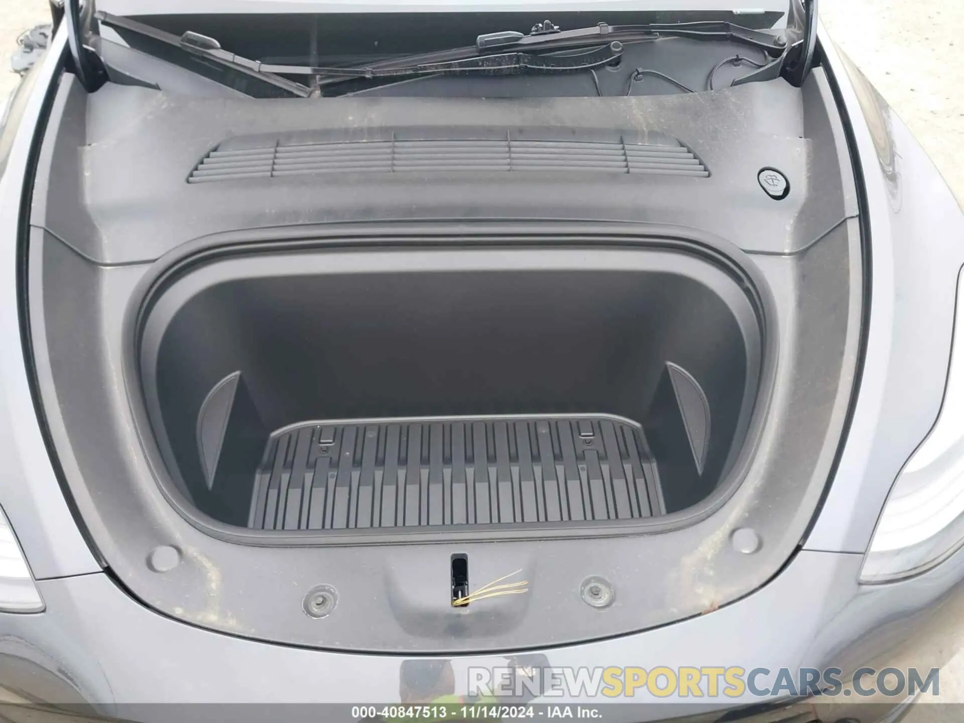 10 Photograph of a damaged car 7SAYGDEE7RA263739 TESLA MODEL Y 2024