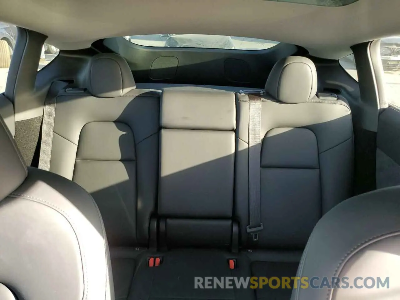 10 Photograph of a damaged car 7SAYGDEE7RA276099 TESLA MODEL Y 2024