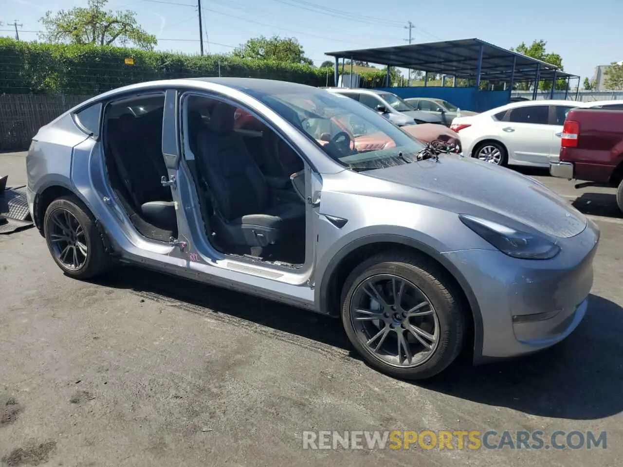 4 Photograph of a damaged car 7SAYGDEE7RA300580 TESLA MODEL Y 2024