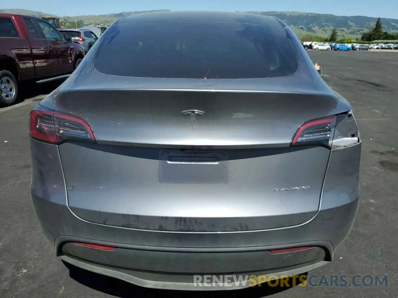 6 Photograph of a damaged car 7SAYGDEE7RA300580 TESLA MODEL Y 2024