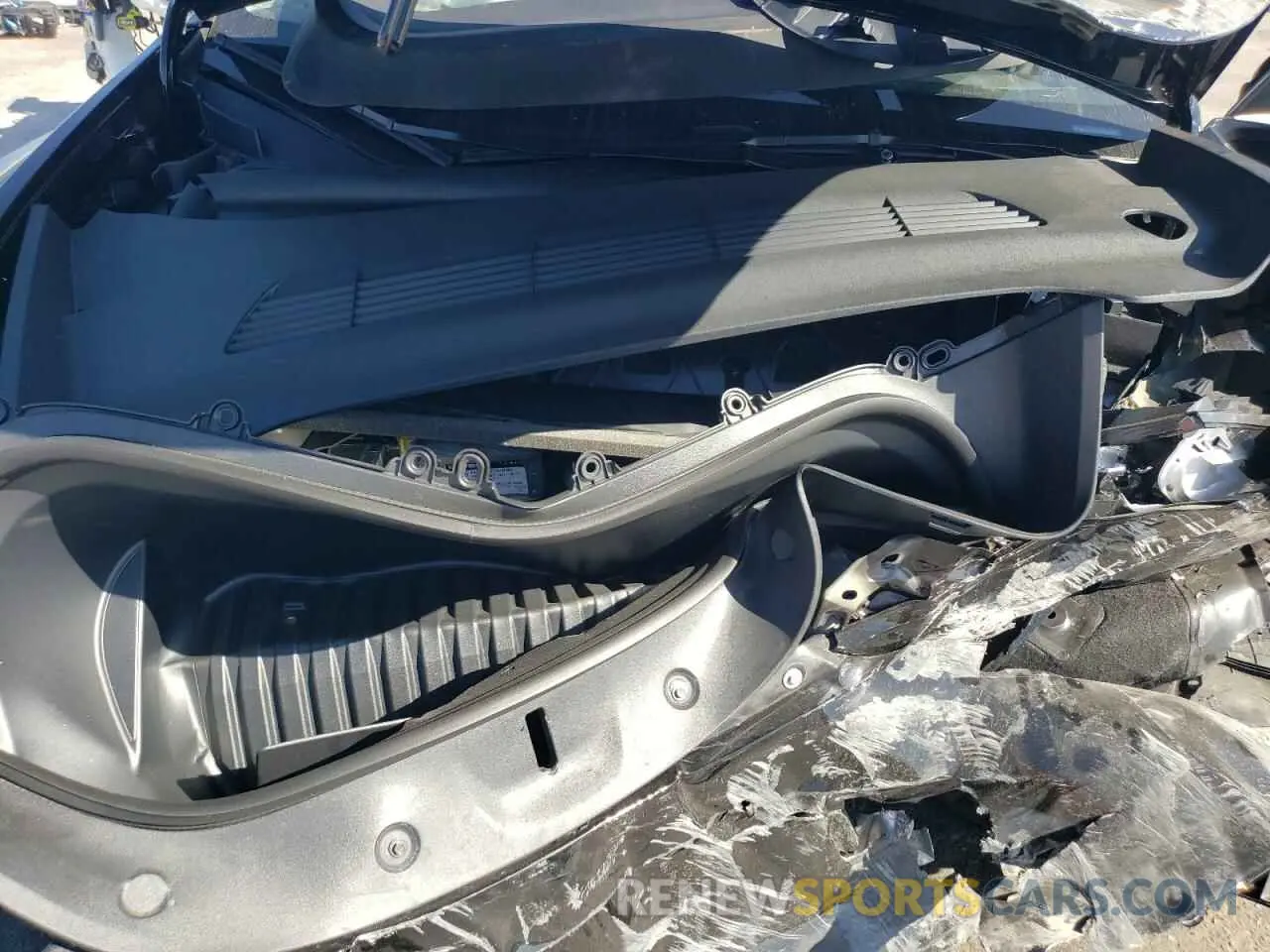 12 Photograph of a damaged car 7SAYGDEE7RA305455 TESLA MODEL Y 2024