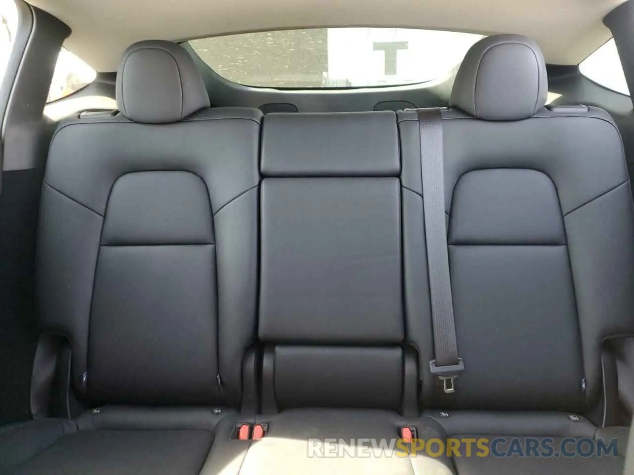 10 Photograph of a damaged car 7SAYGDEE7RA307013 TESLA MODEL Y 2024