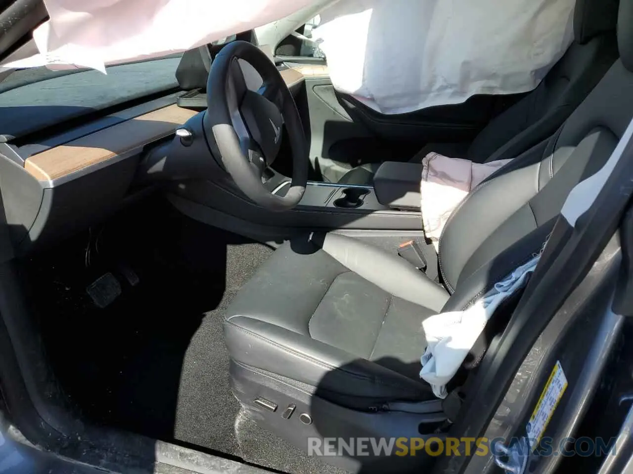 7 Photograph of a damaged car 7SAYGDEE7RA330095 TESLA MODEL Y 2024
