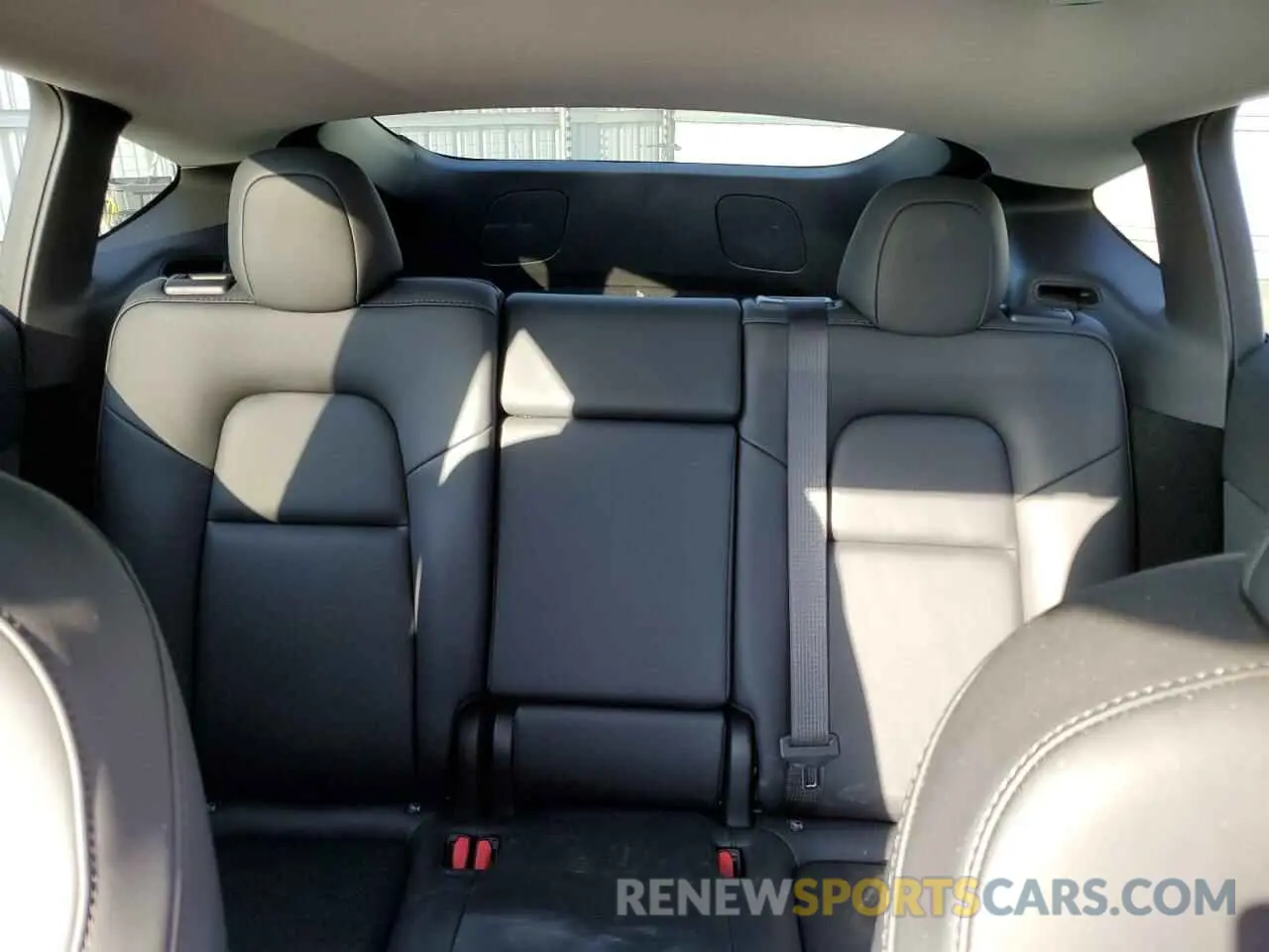 10 Photograph of a damaged car 7SAYGDEE7RF007992 TESLA MODEL Y 2024