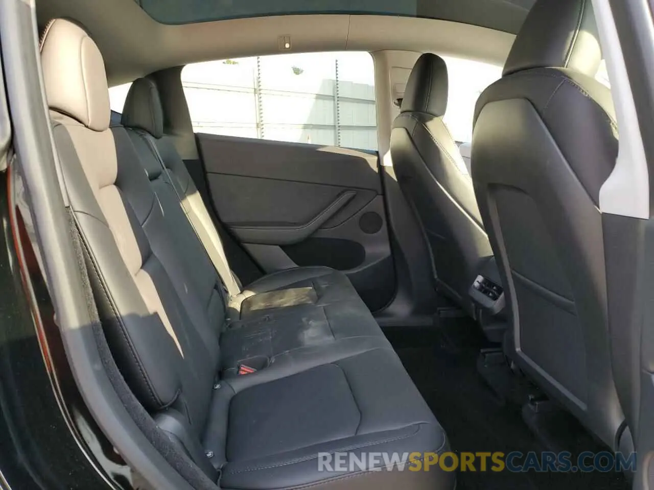 11 Photograph of a damaged car 7SAYGDEE7RF007992 TESLA MODEL Y 2024