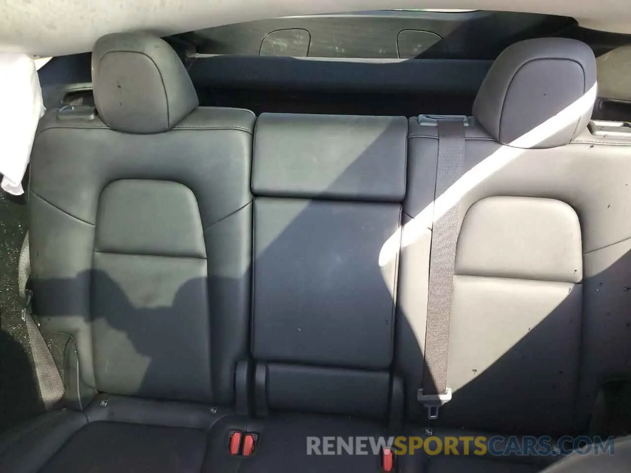 10 Photograph of a damaged car 7SAYGDEE7RF071563 TESLA MODEL Y 2024