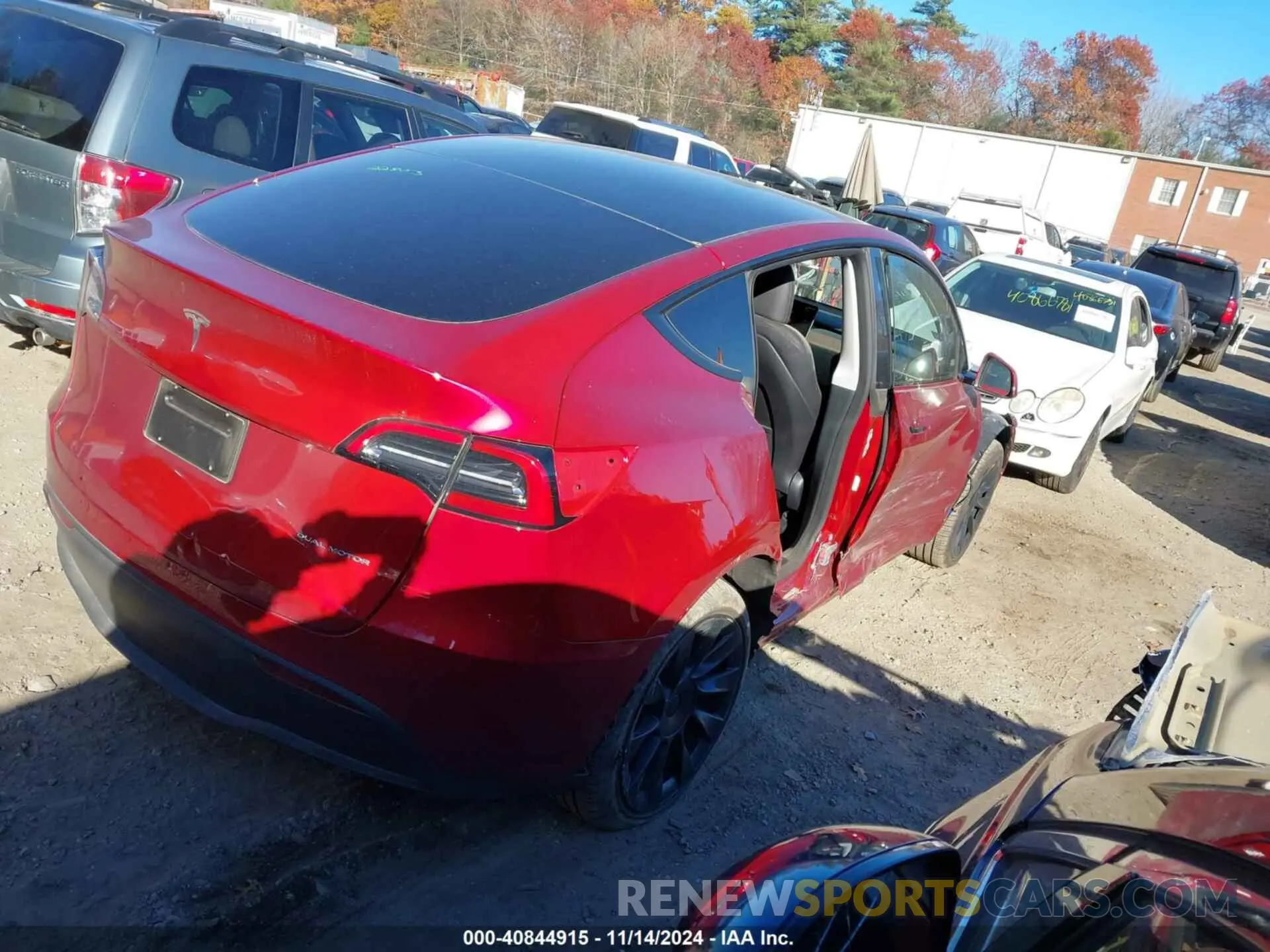 4 Photograph of a damaged car 7SAYGDEE7RF076522 TESLA MODEL Y 2024