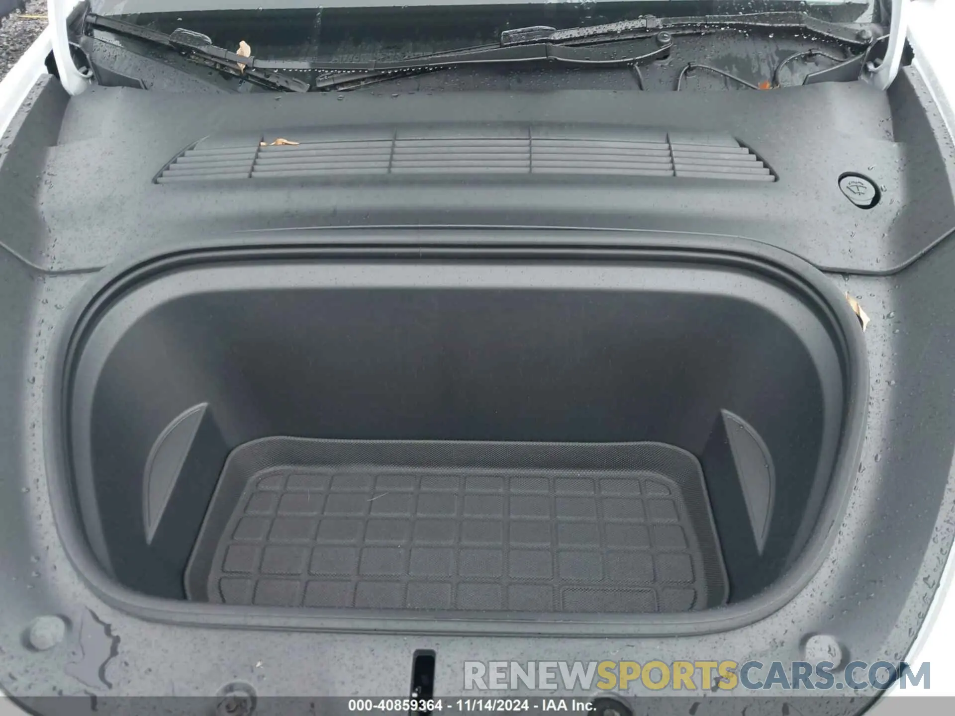 10 Photograph of a damaged car 7SAYGDEE7RF083700 TESLA MODEL Y 2024