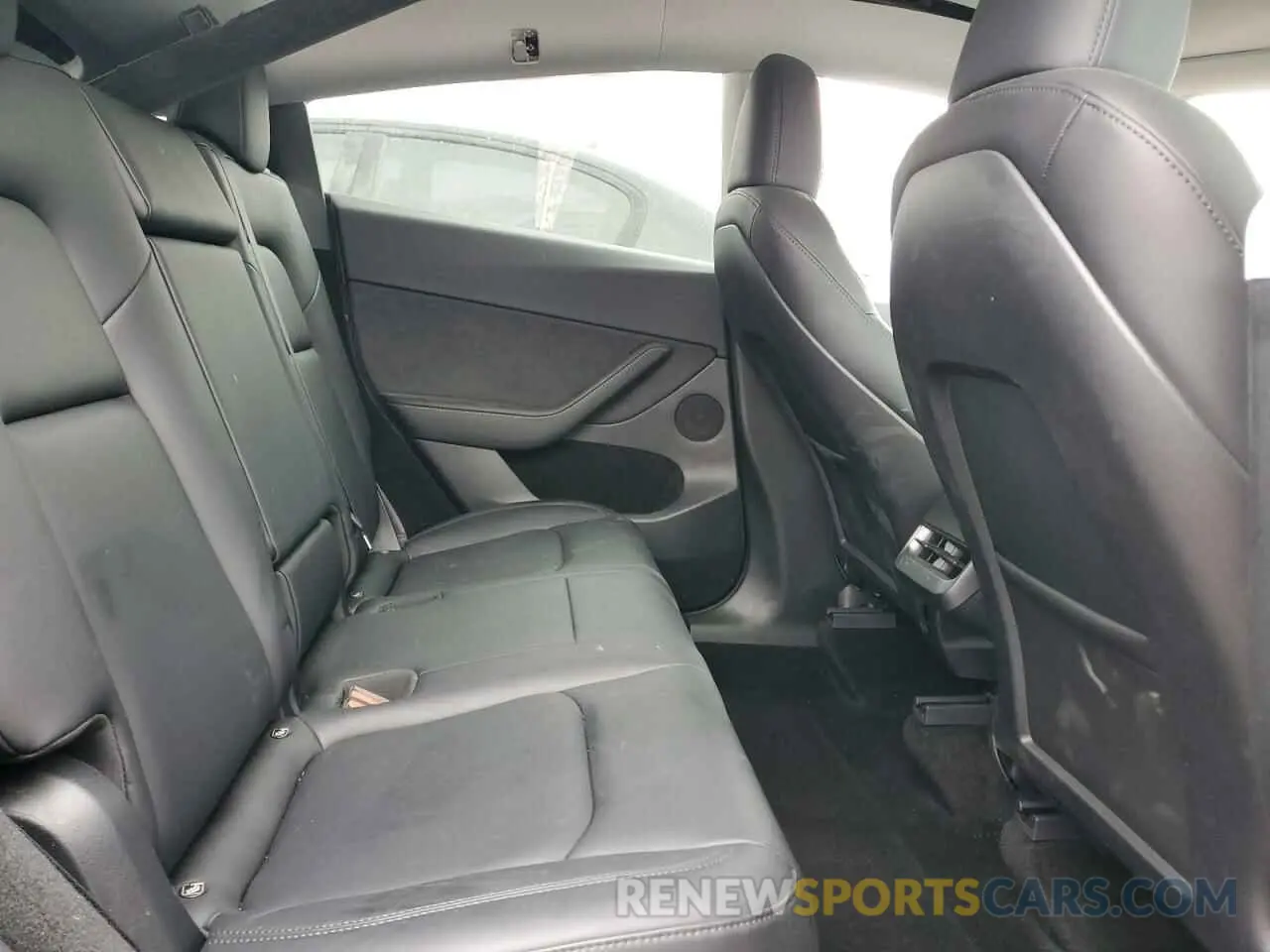 11 Photograph of a damaged car 7SAYGDEE7RF158721 TESLA MODEL Y 2024