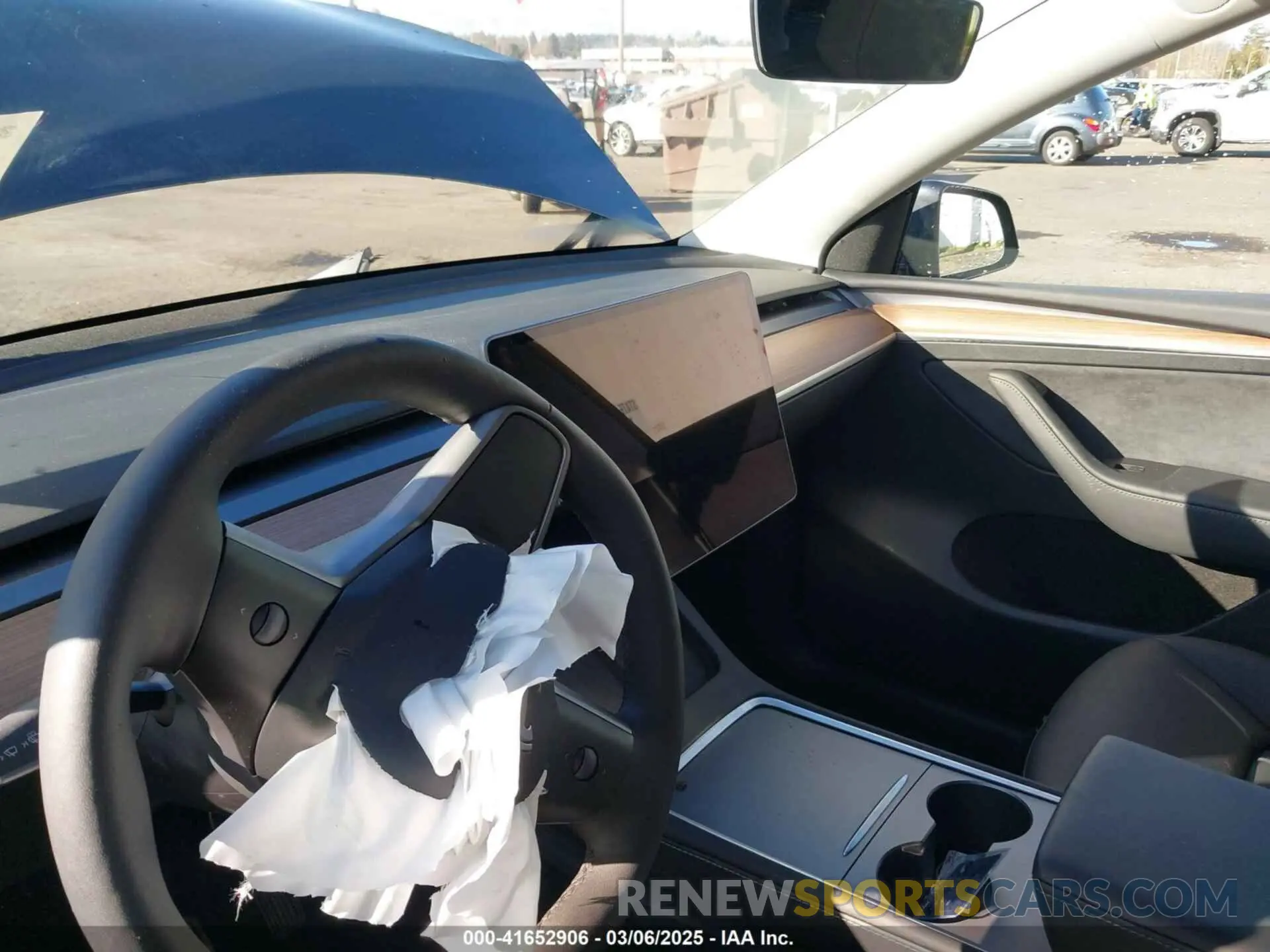 18 Photograph of a damaged car 7SAYGDEE7RF192920 TESLA MODEL Y 2024