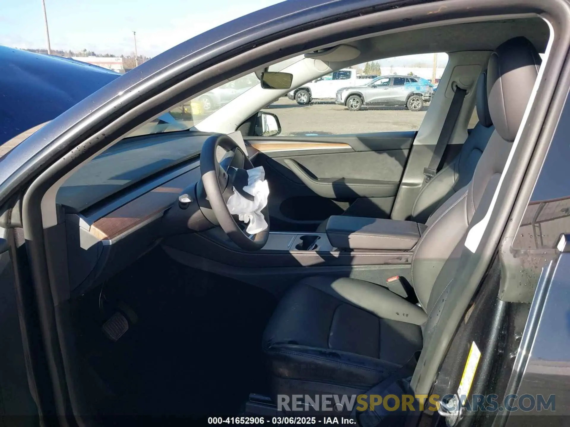 5 Photograph of a damaged car 7SAYGDEE7RF192920 TESLA MODEL Y 2024
