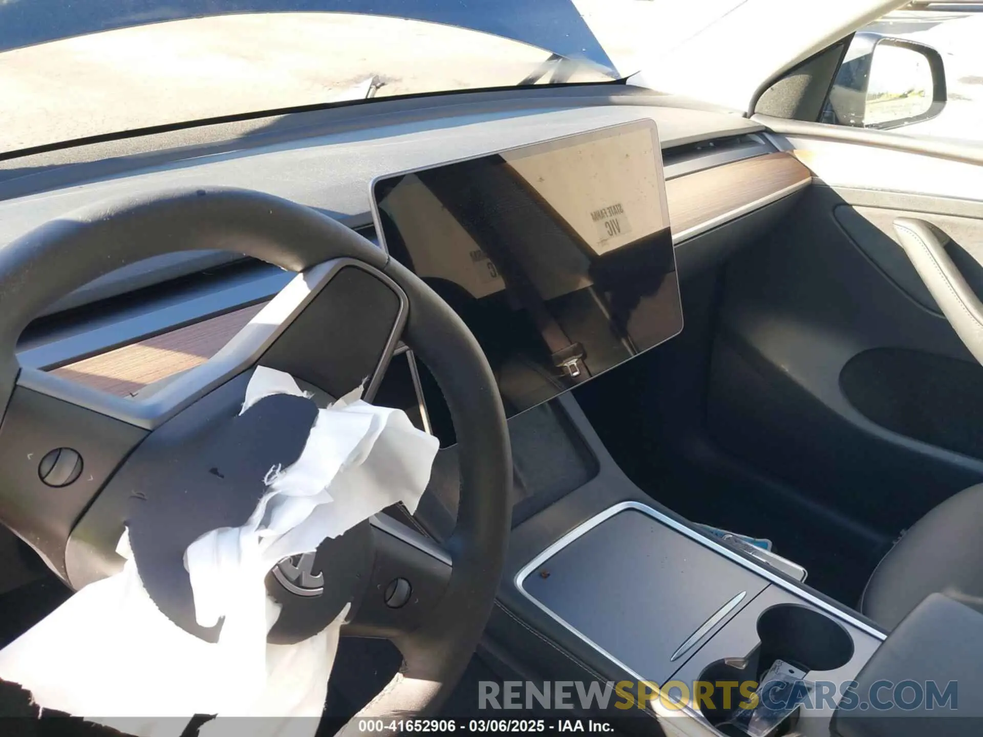 7 Photograph of a damaged car 7SAYGDEE7RF192920 TESLA MODEL Y 2024