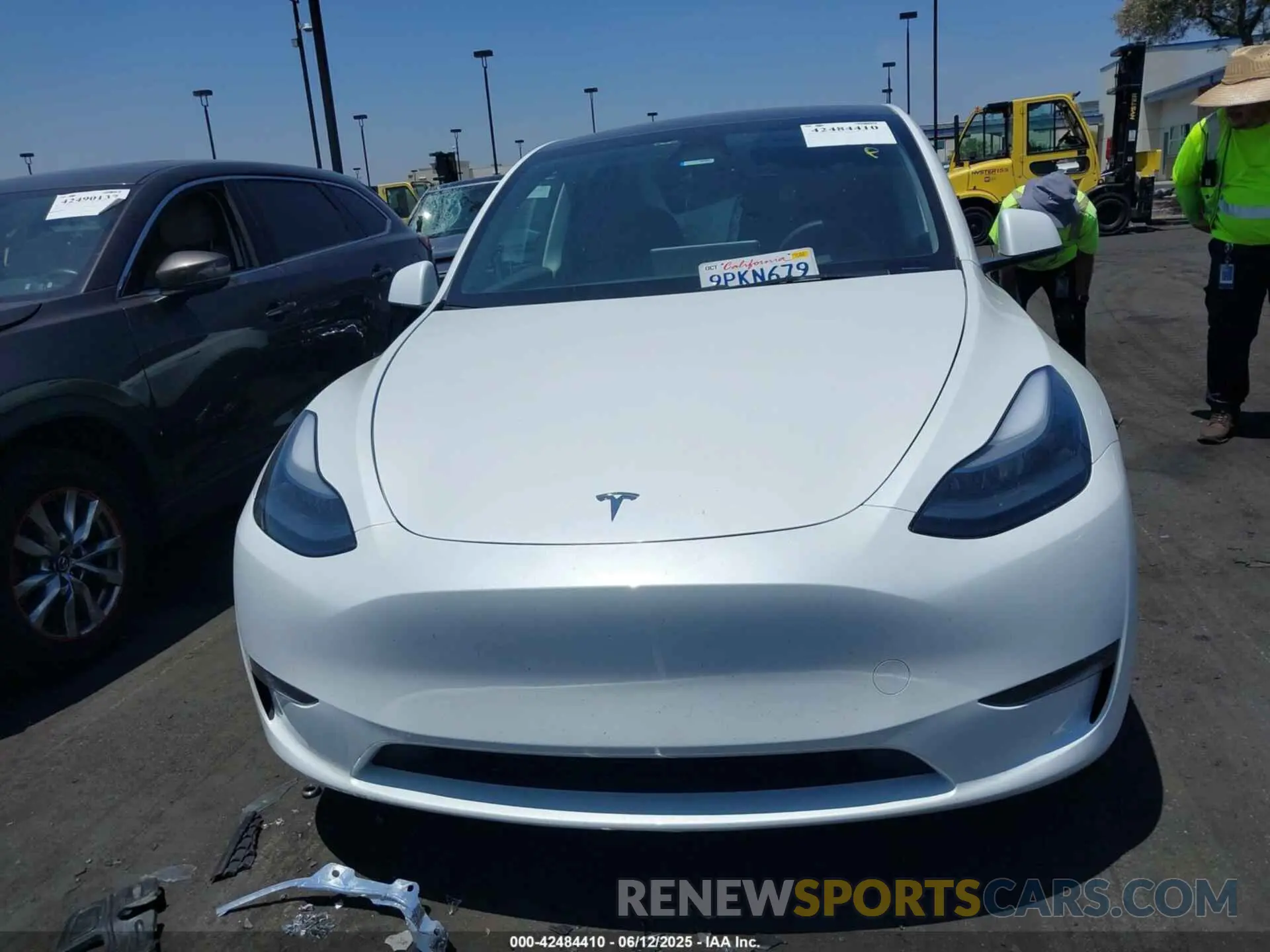 13 Photograph of a damaged car 7SAYGDEE7RF205584 TESLA MODEL Y 2024