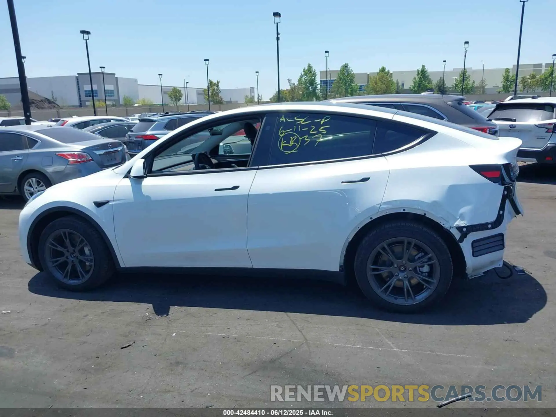15 Photograph of a damaged car 7SAYGDEE7RF205584 TESLA MODEL Y 2024