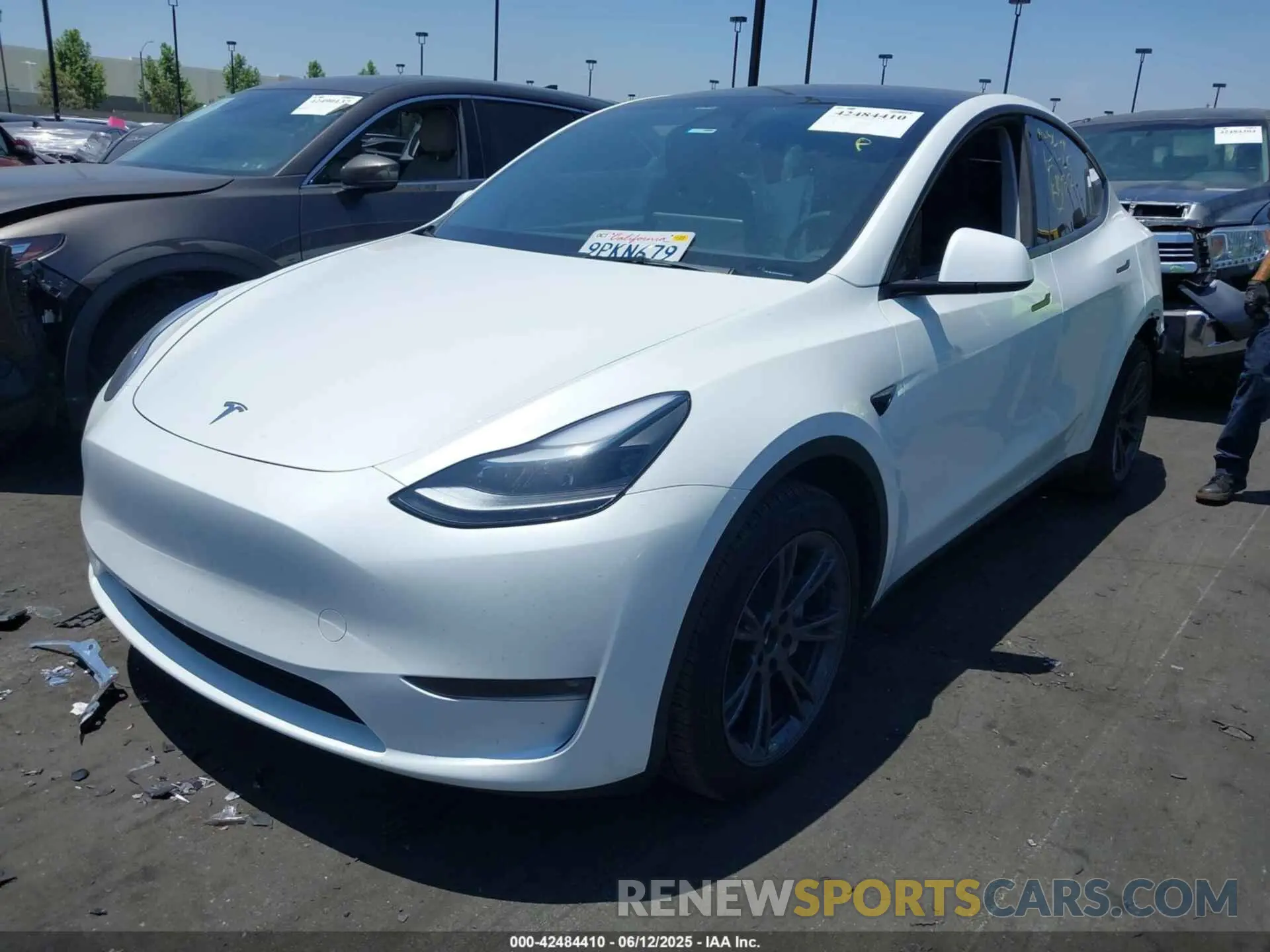 2 Photograph of a damaged car 7SAYGDEE7RF205584 TESLA MODEL Y 2024
