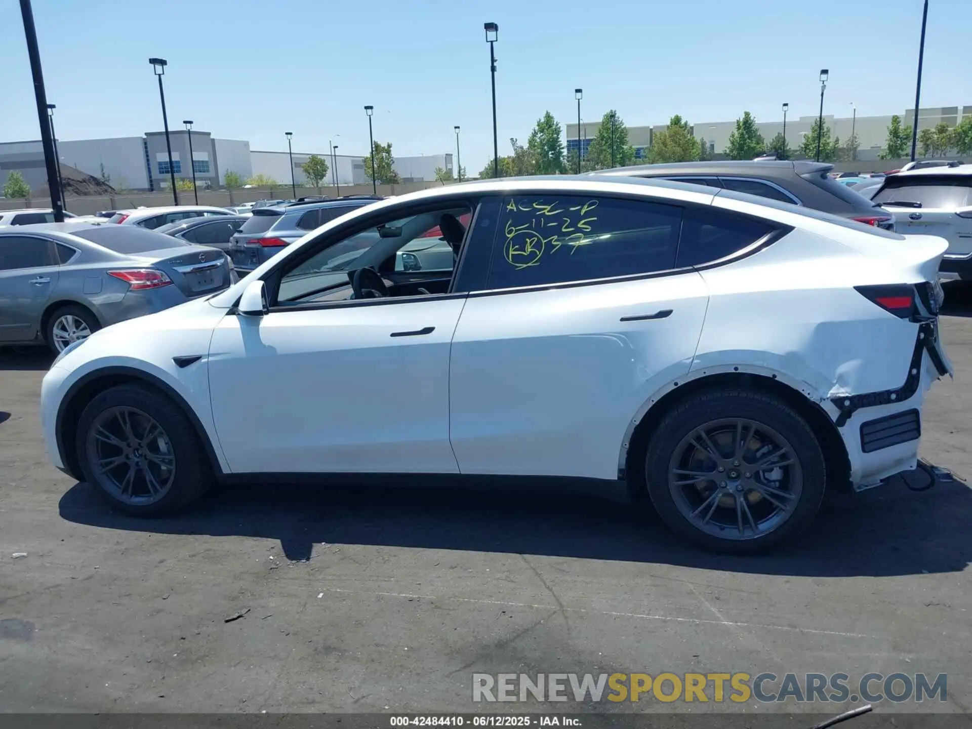 4 Photograph of a damaged car 7SAYGDEE7RF205584 TESLA MODEL Y 2024