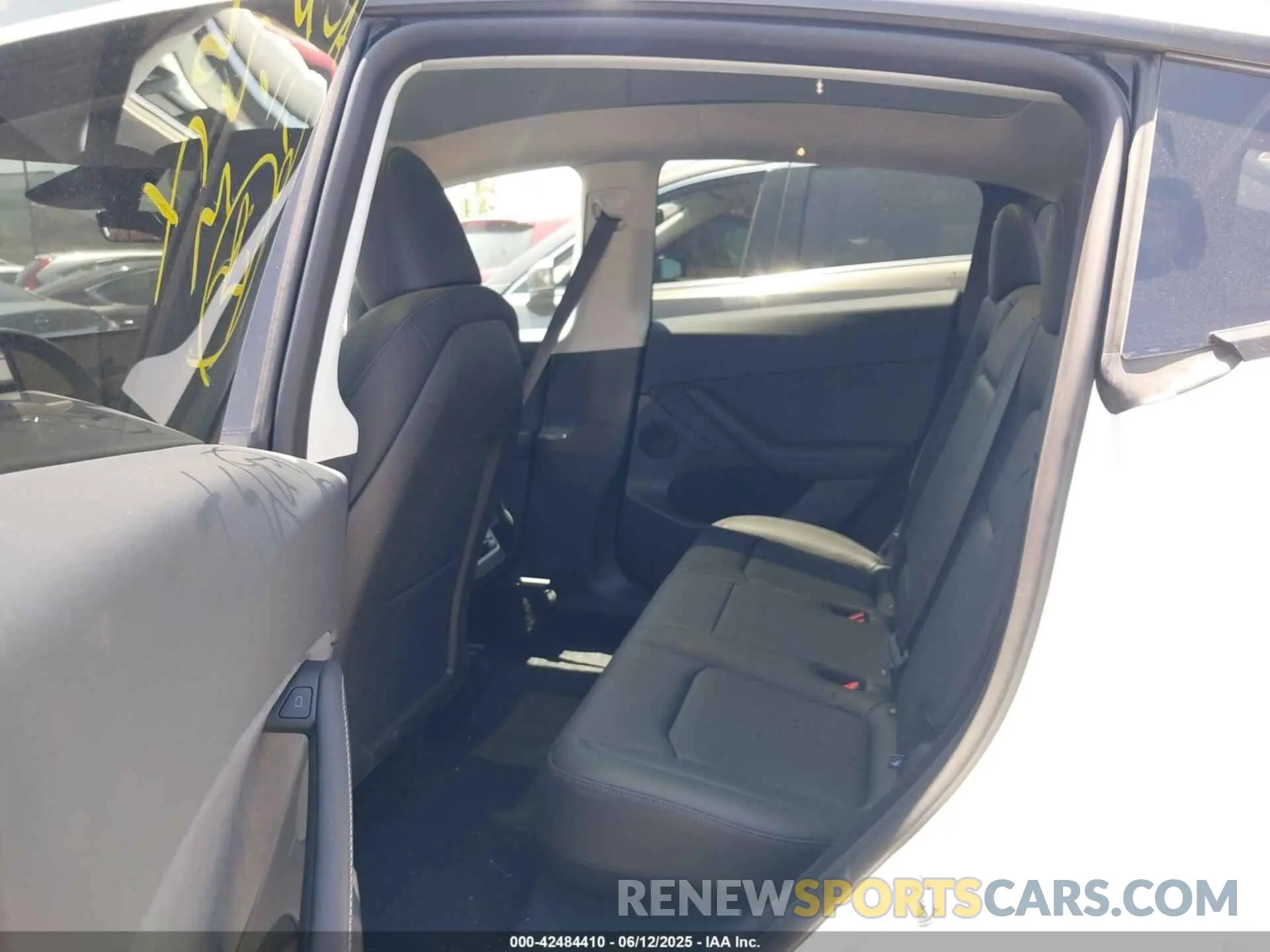 8 Photograph of a damaged car 7SAYGDEE7RF205584 TESLA MODEL Y 2024