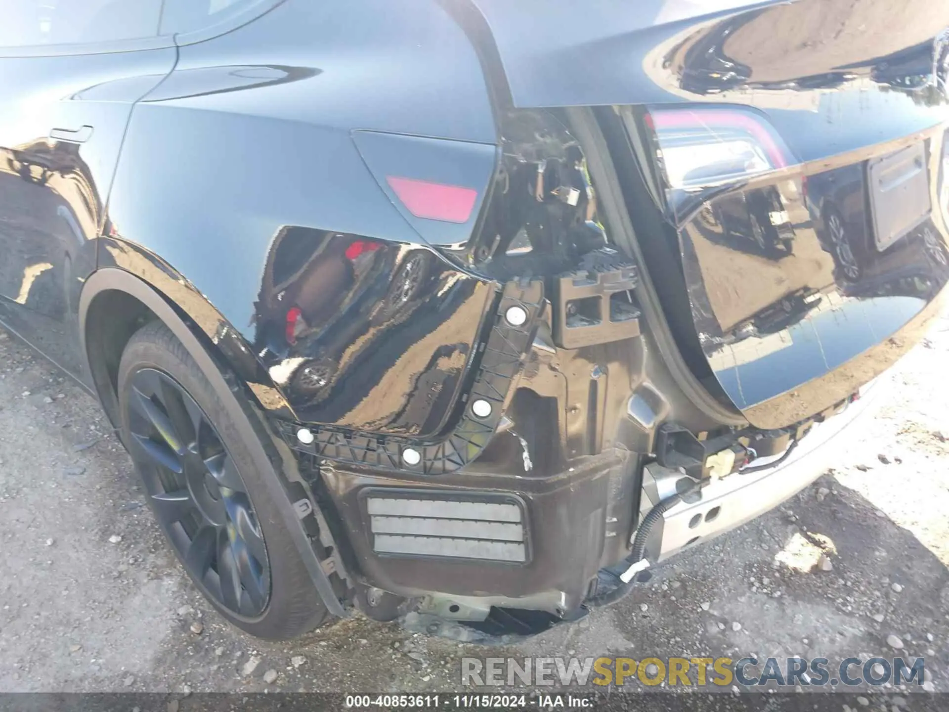 19 Photograph of a damaged car 7SAYGDEE8RA222844 TESLA MODEL Y 2024